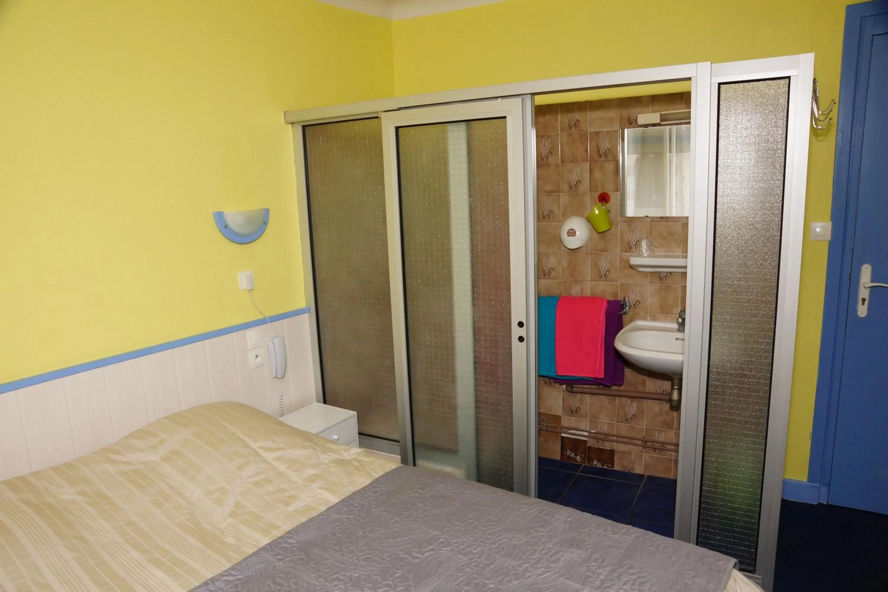 Bathroom, Bed in Le Richelieu