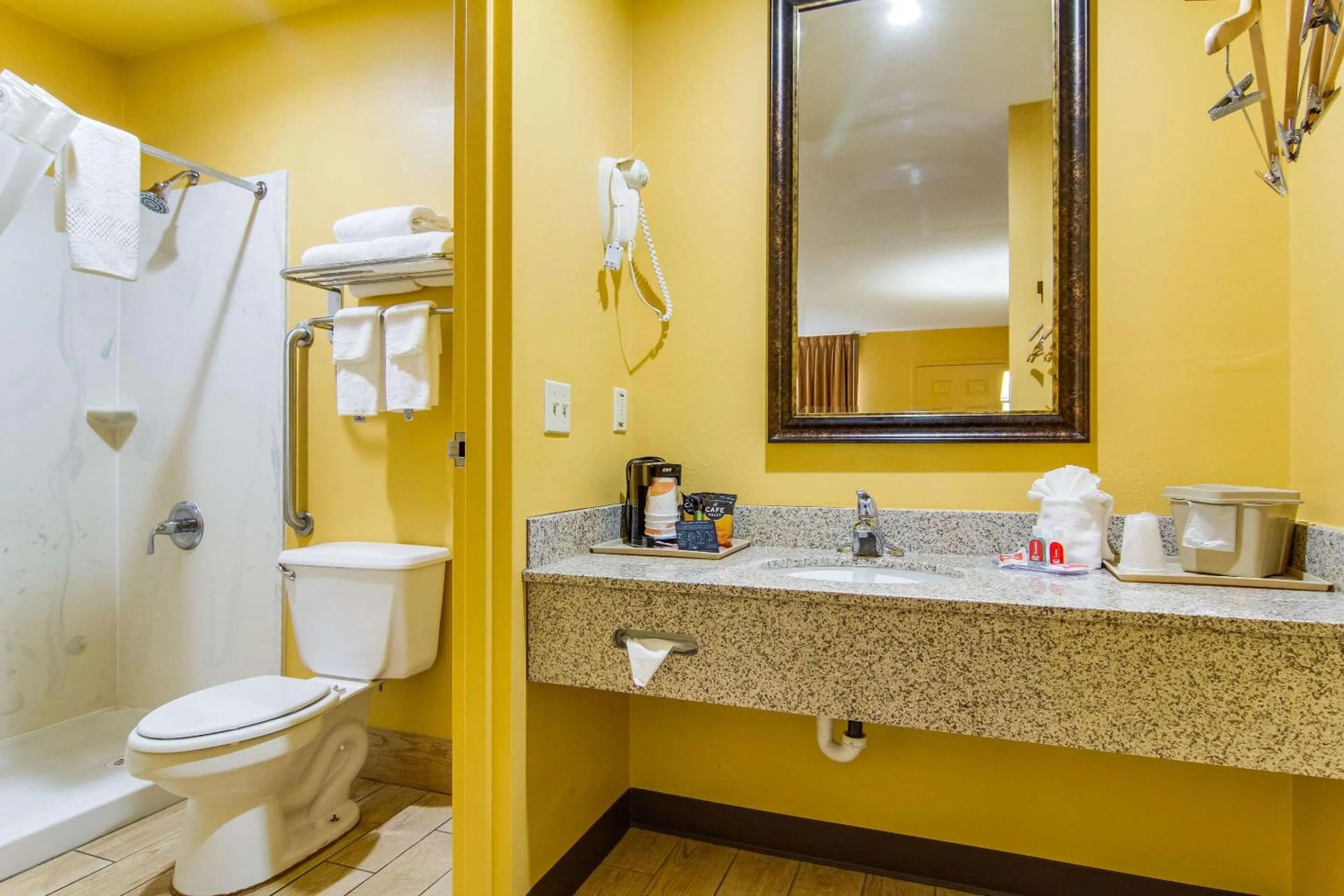 Bathroom in Econo Lodge Kingsland