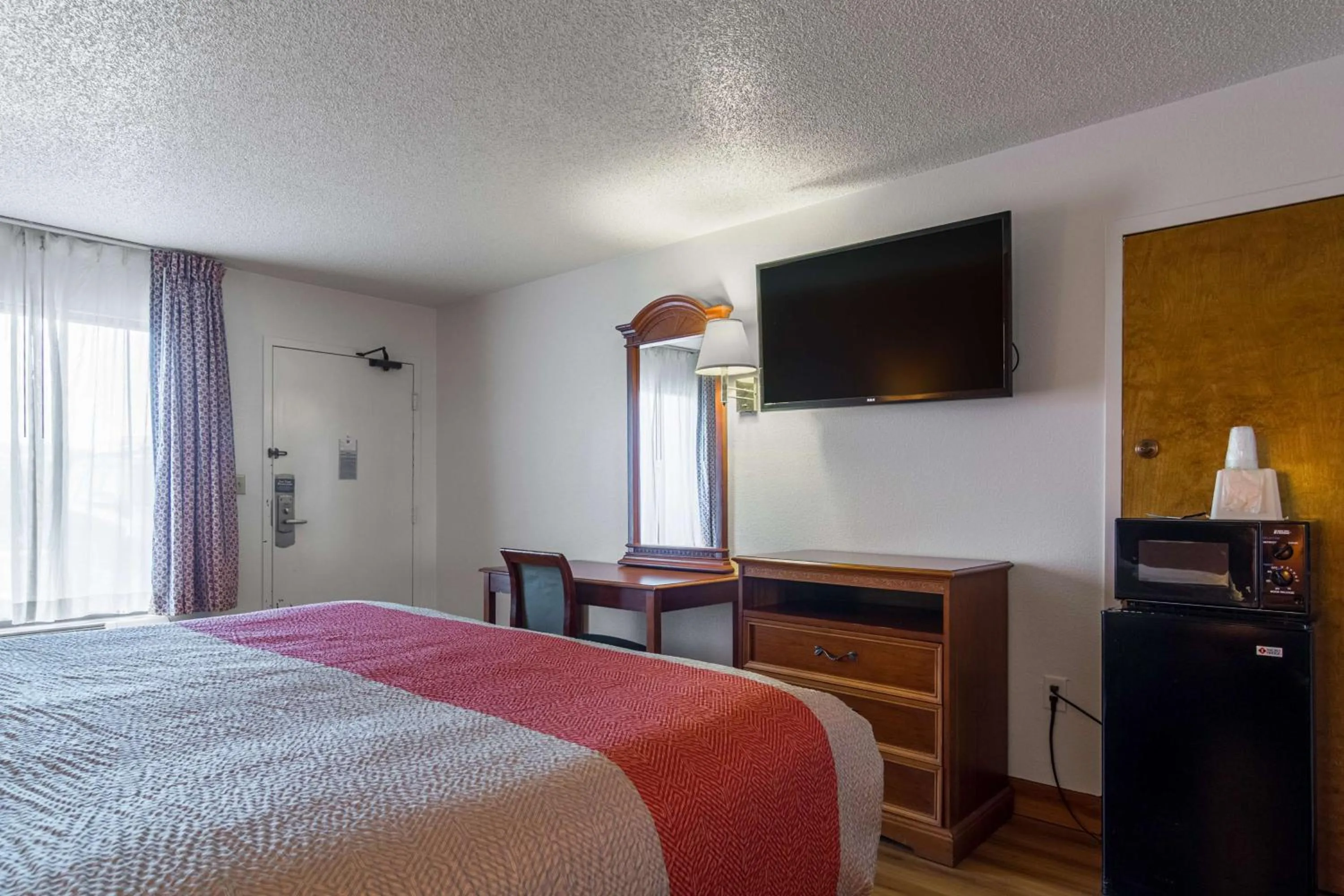 TV and multimedia, Bed in Motel 6 Waycross