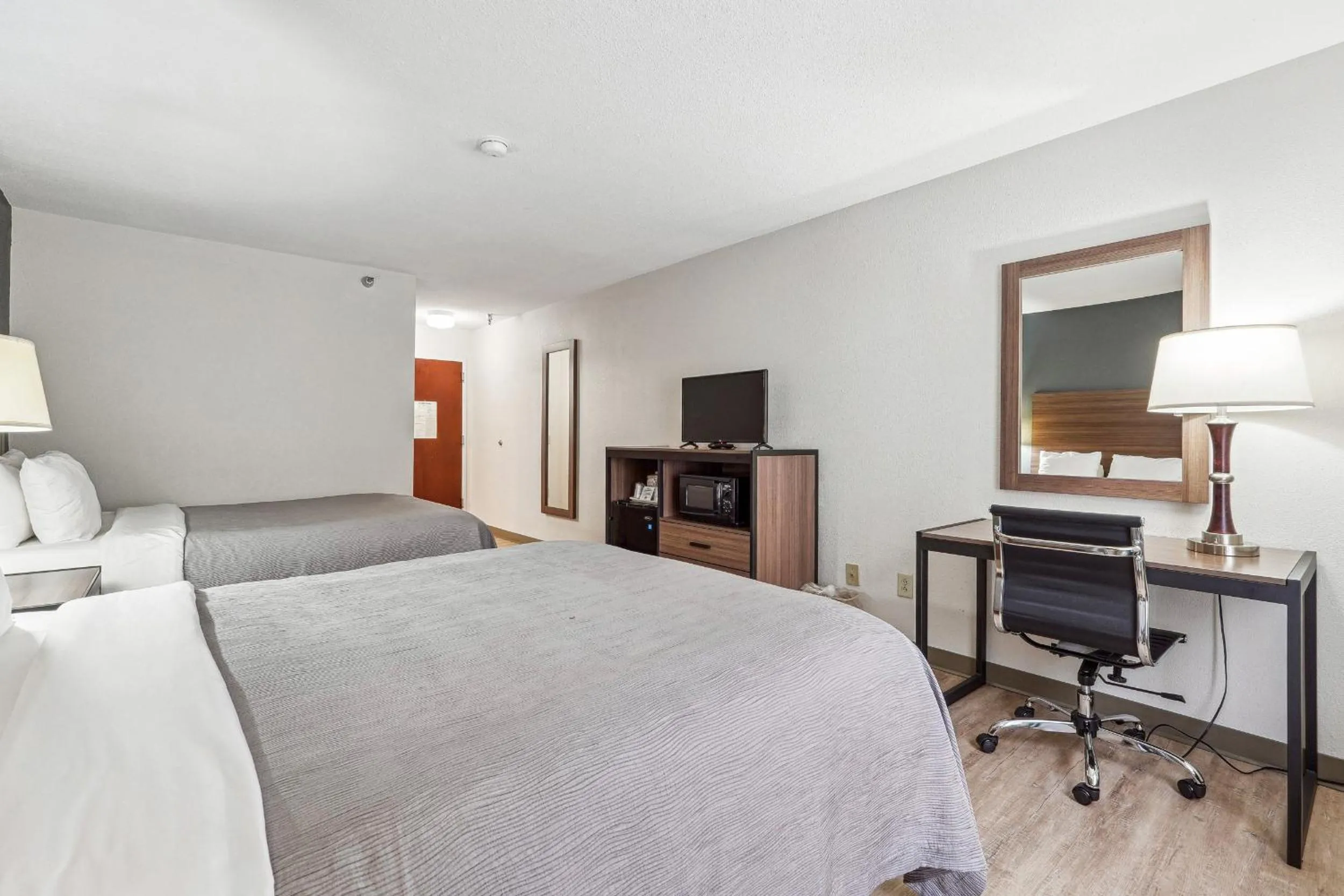 Guests, Bed in Quality Inn & Suites Dawsonville