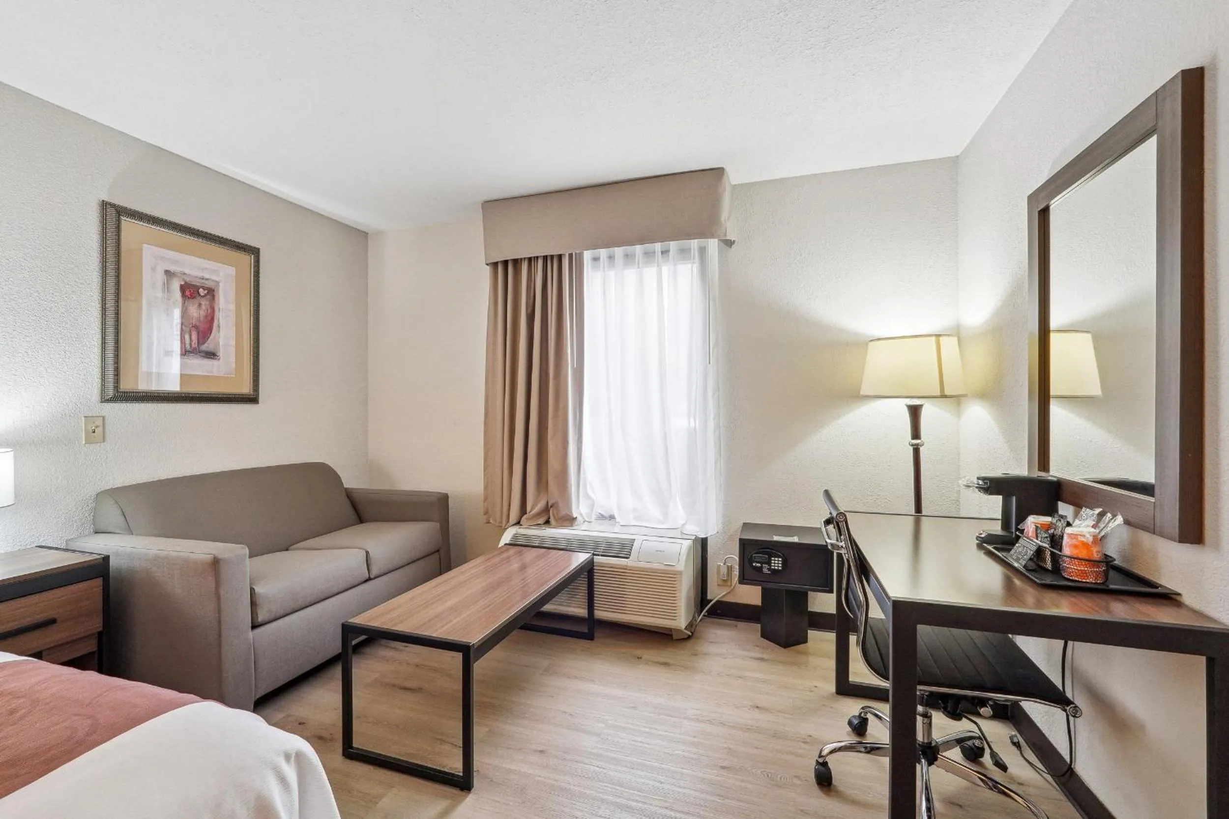 Guests, Bed in Quality Inn & Suites Dawsonville