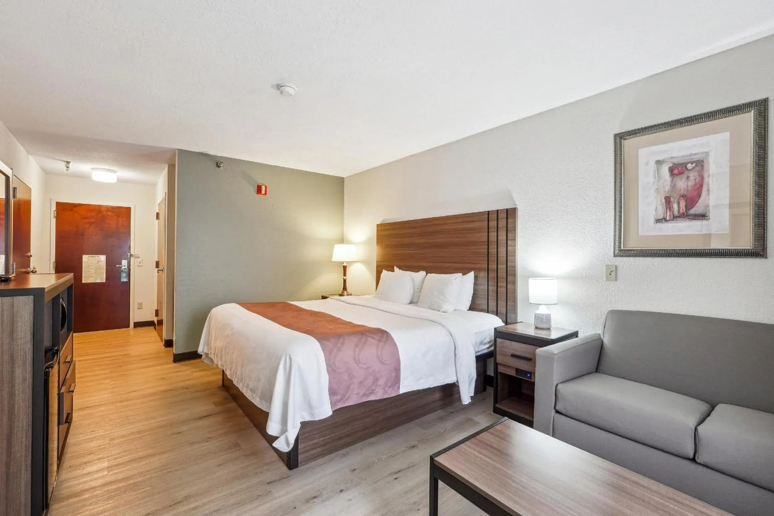 Guests, Bed in Quality Inn & Suites Dawsonville Guests, Bed in Quality Inn & Suites Dawsonville