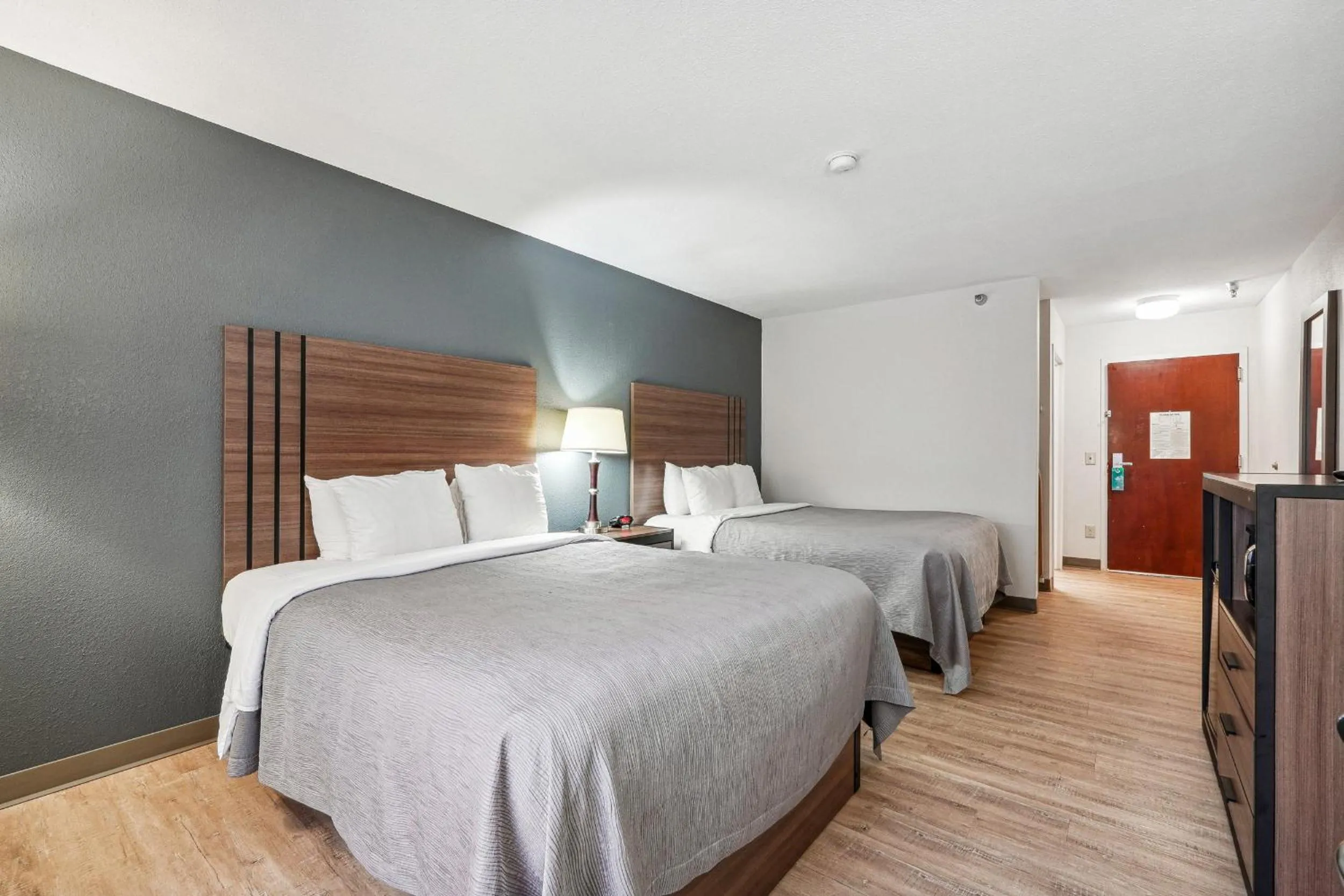 Guests, Bed in Quality Inn & Suites Dawsonville