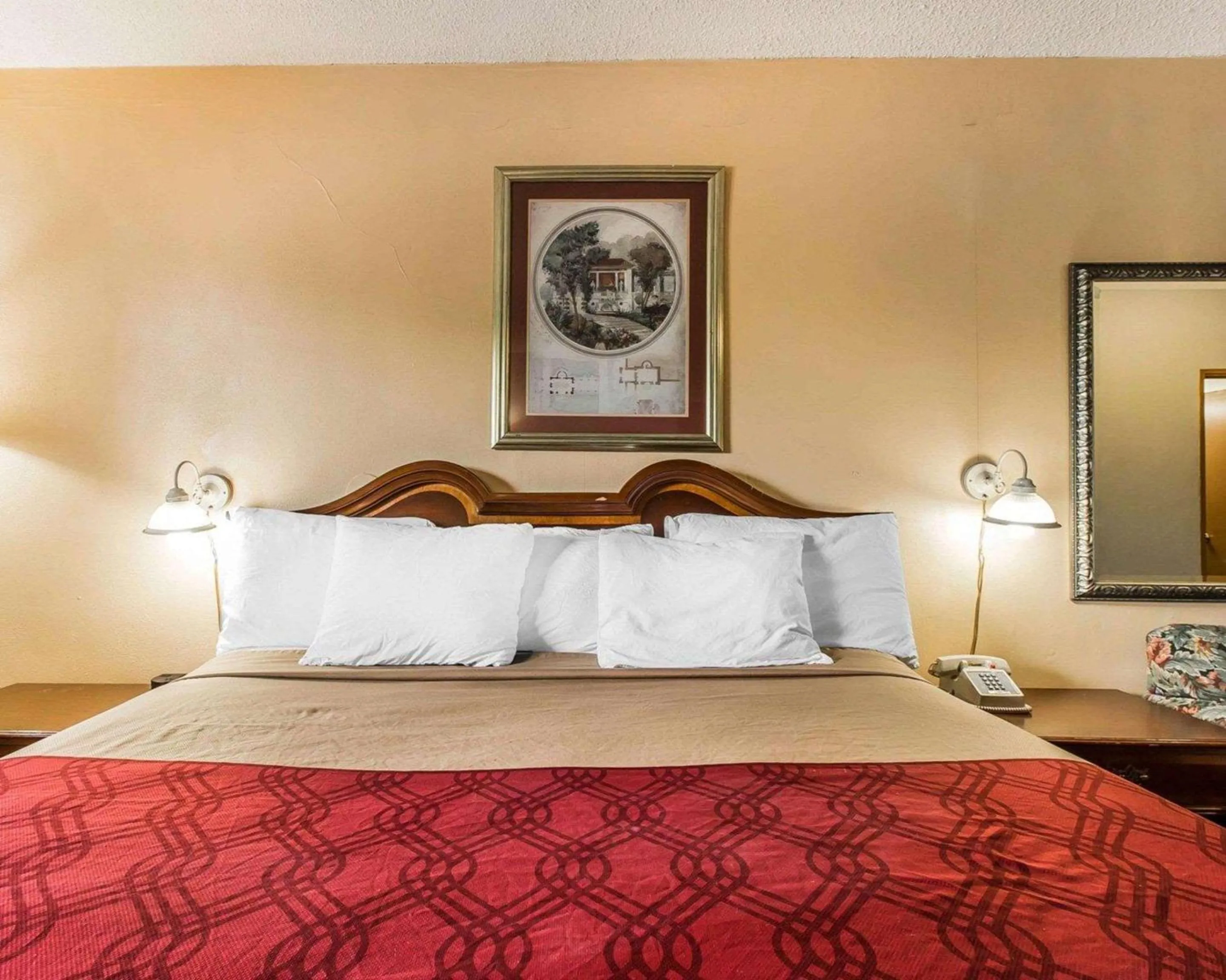 Photo of the whole room in Econo Lodge Macon