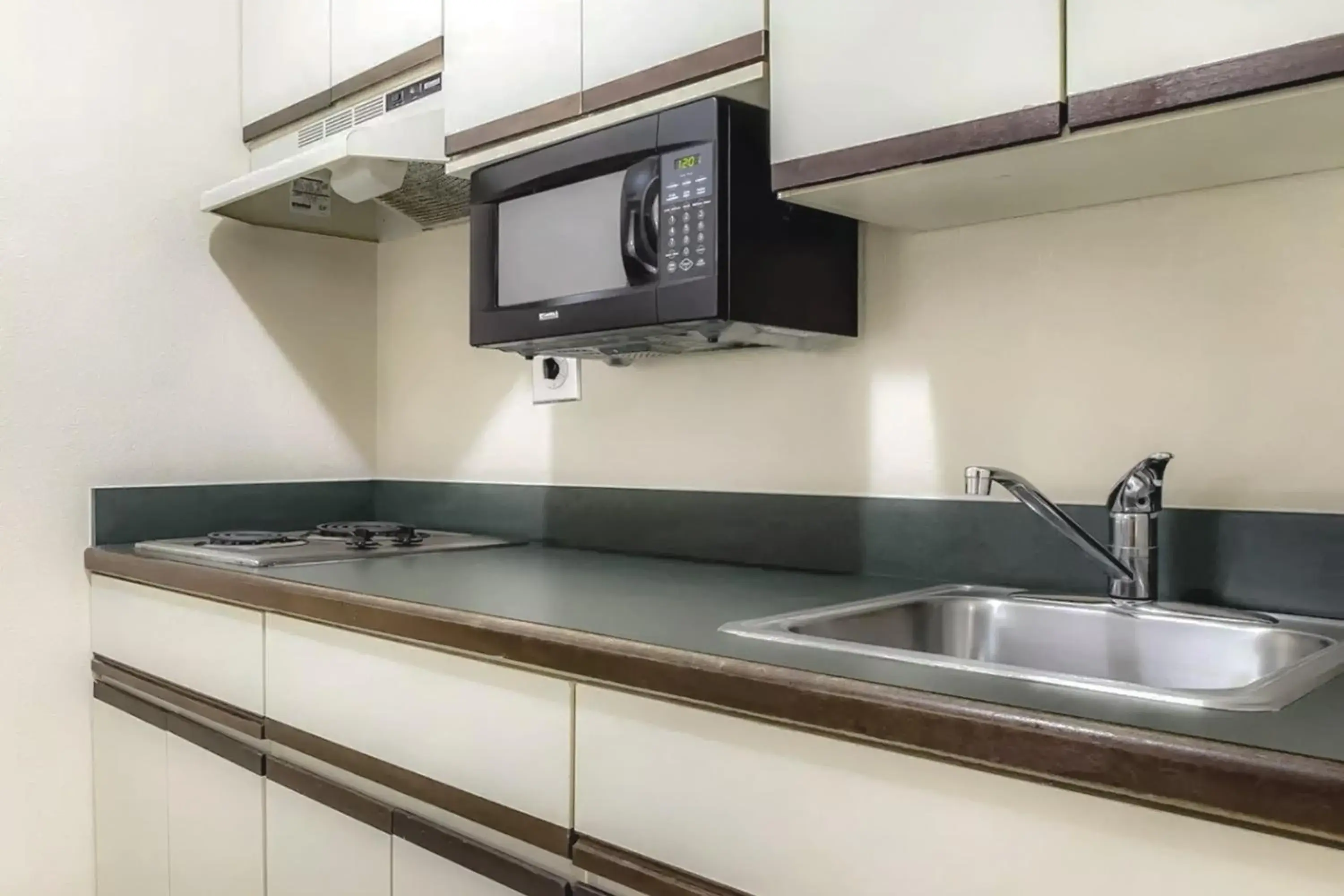 Kitchen or kitchenette, Kitchen/Kitchenette in Suburban Studios