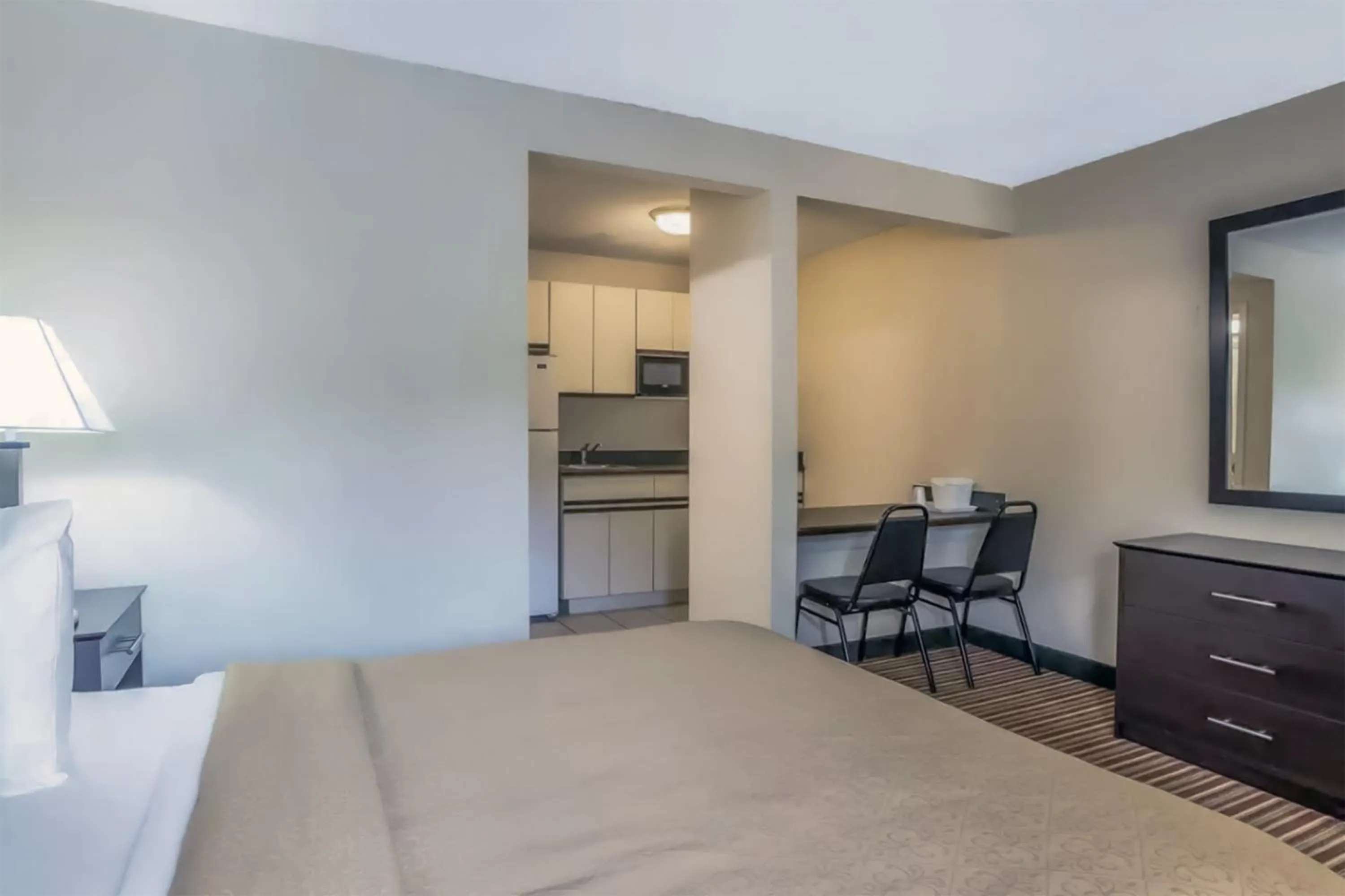 Kitchen or kitchenette, Bed in Suburban Studios