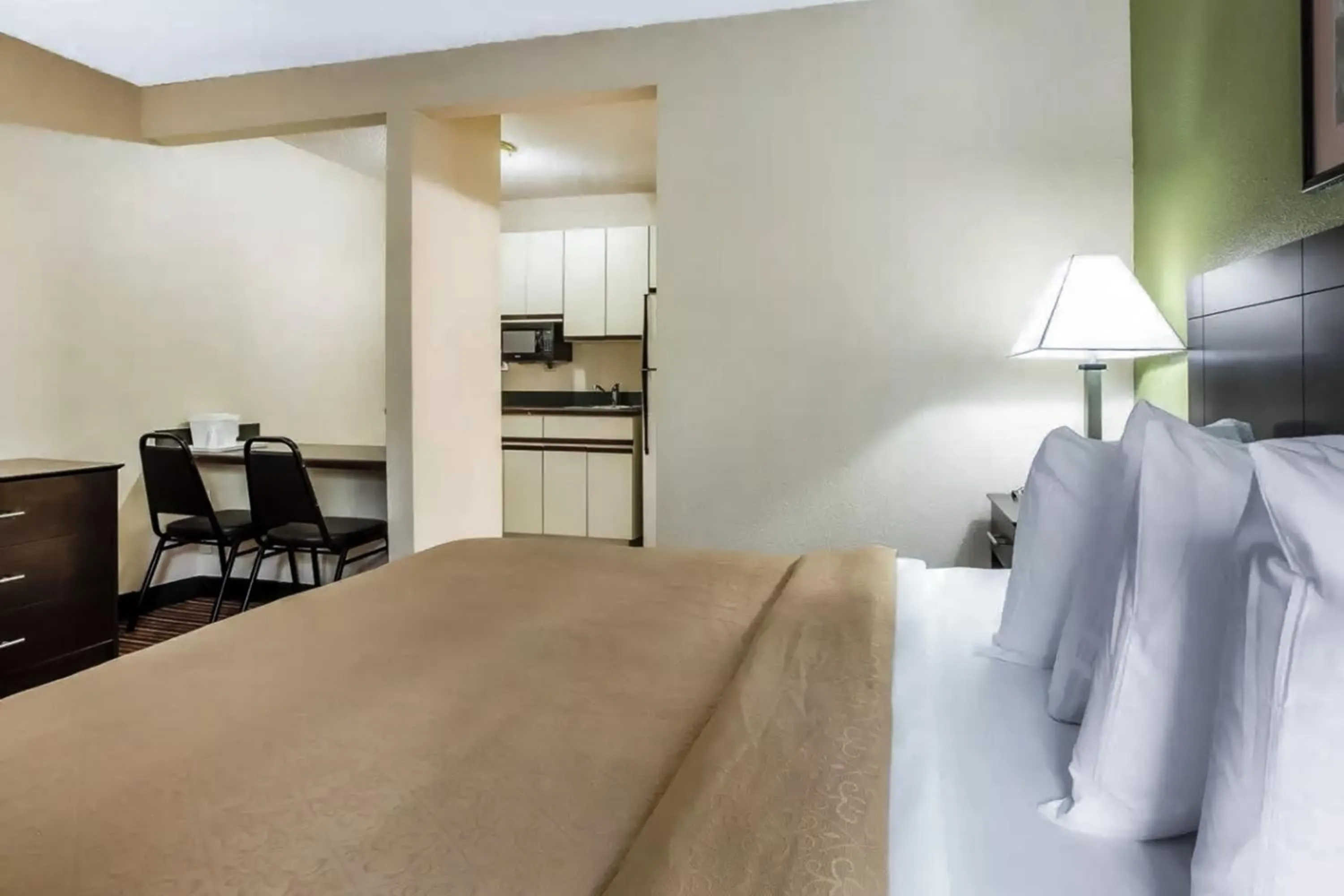 Kitchen or kitchenette, Bed in Suburban Studios