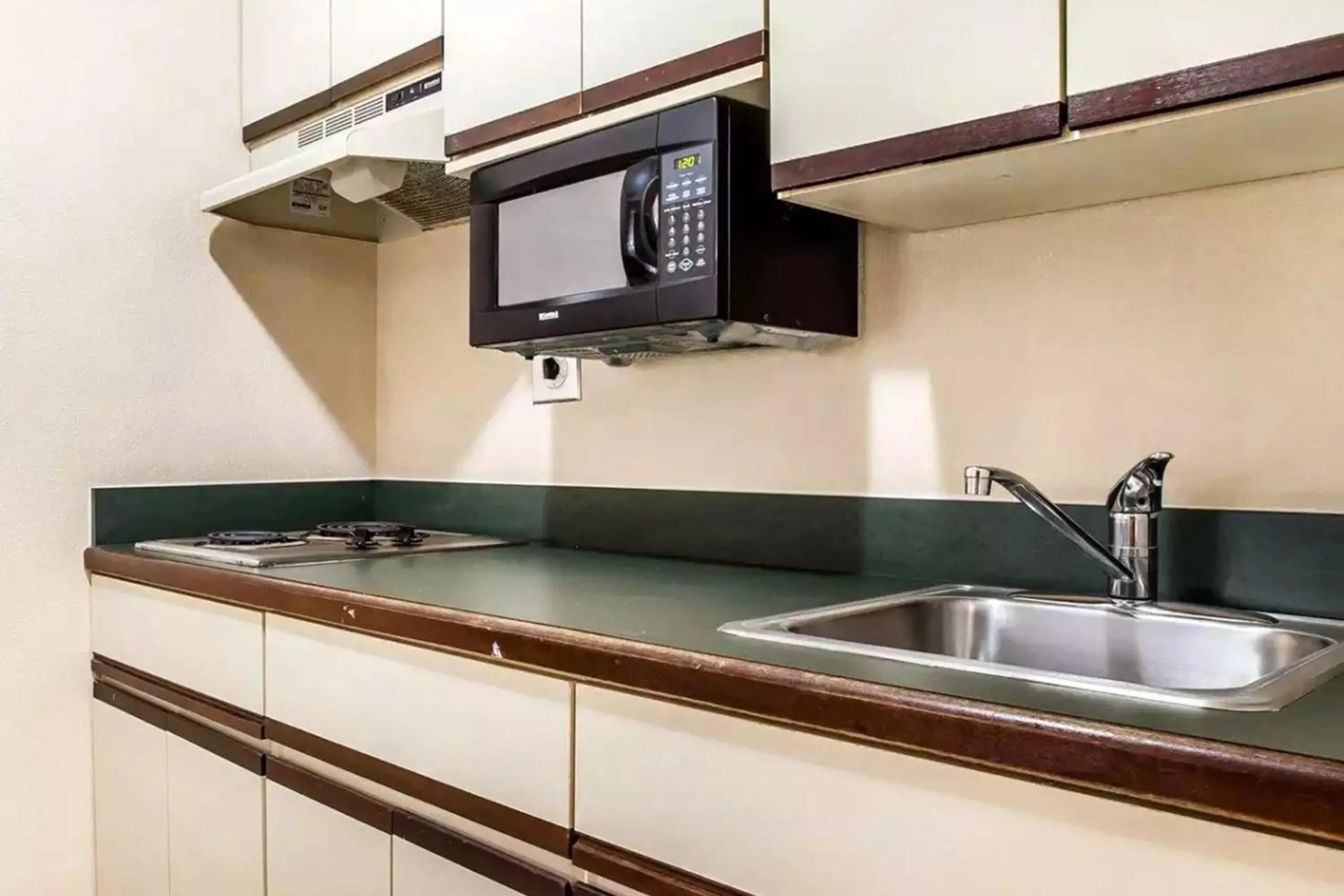 Kitchen or kitchenette, Kitchen/Kitchenette in Suburban Studios
