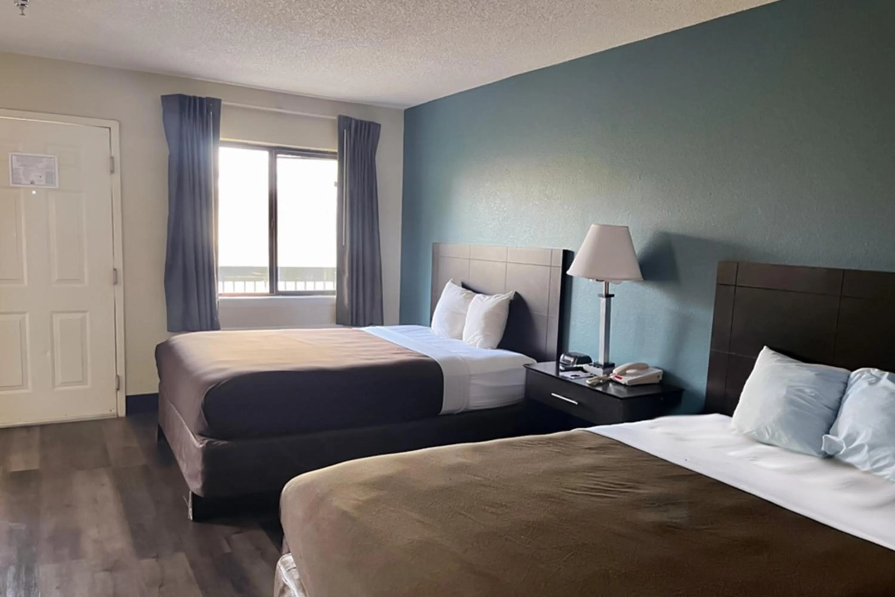 Bedroom, Bed in Suburban Studios