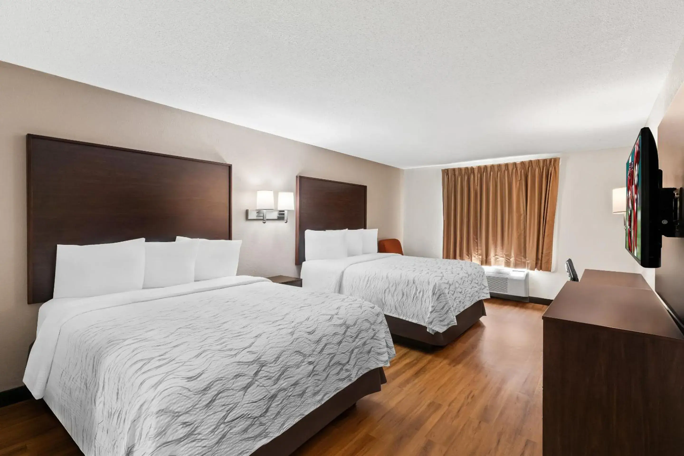 Property building, Bed in Red Roof PLUS+ & Suites Atlanta Airport South Property building, Bed in Red Roof PLUS+ & Suites Atlanta Airport South