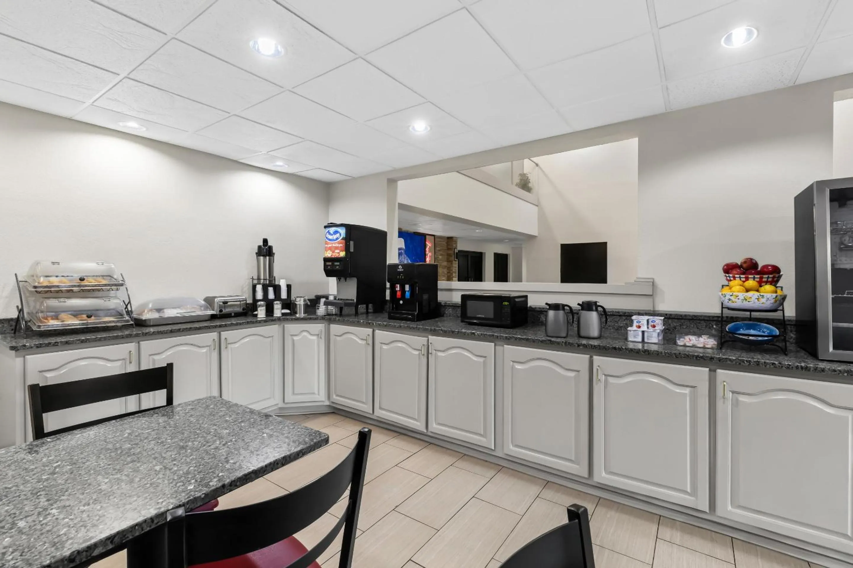 Breakfast in Red Roof PLUS+ & Suites Atlanta Airport South