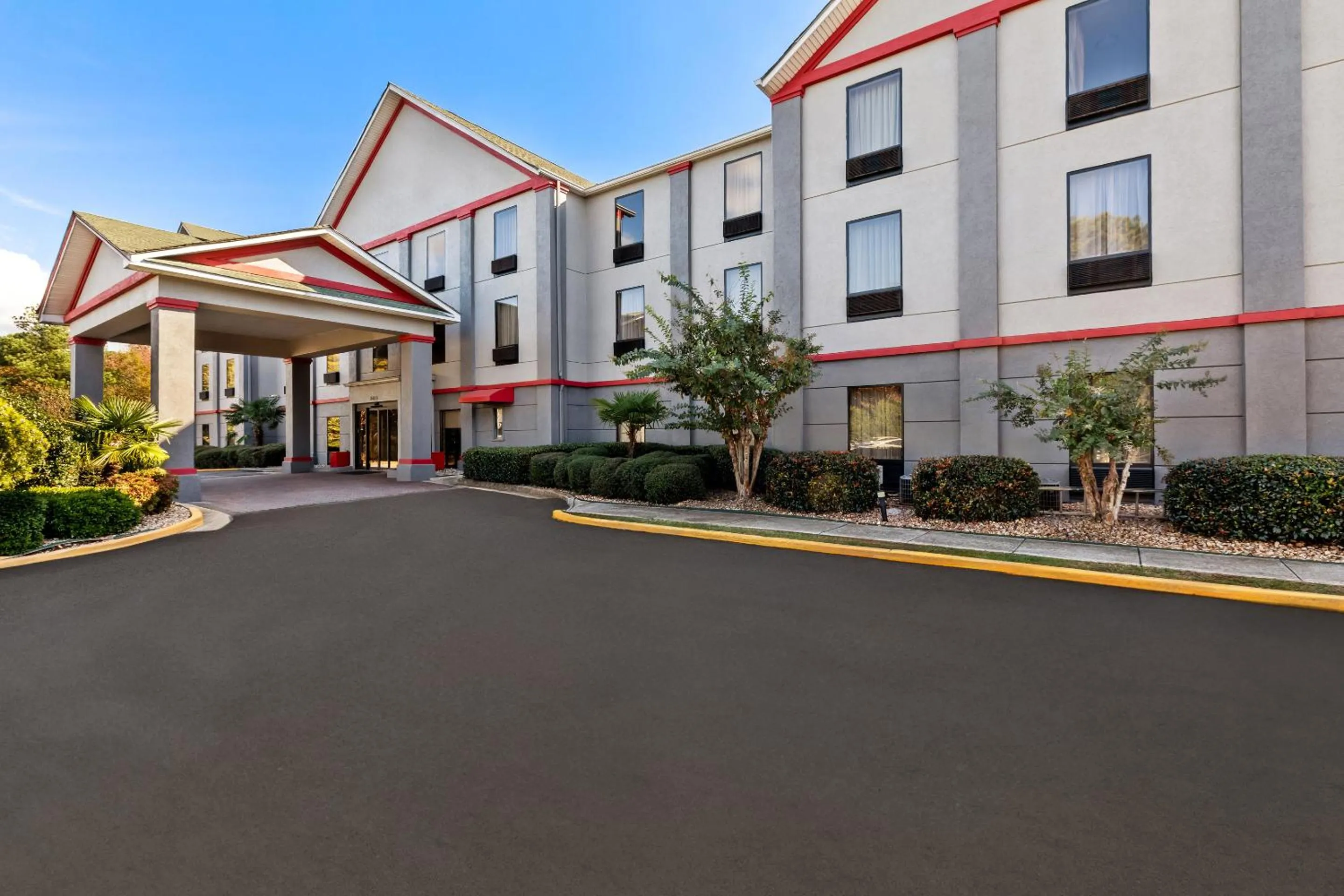 Property building in Red Roof PLUS+ & Suites Atlanta Airport South