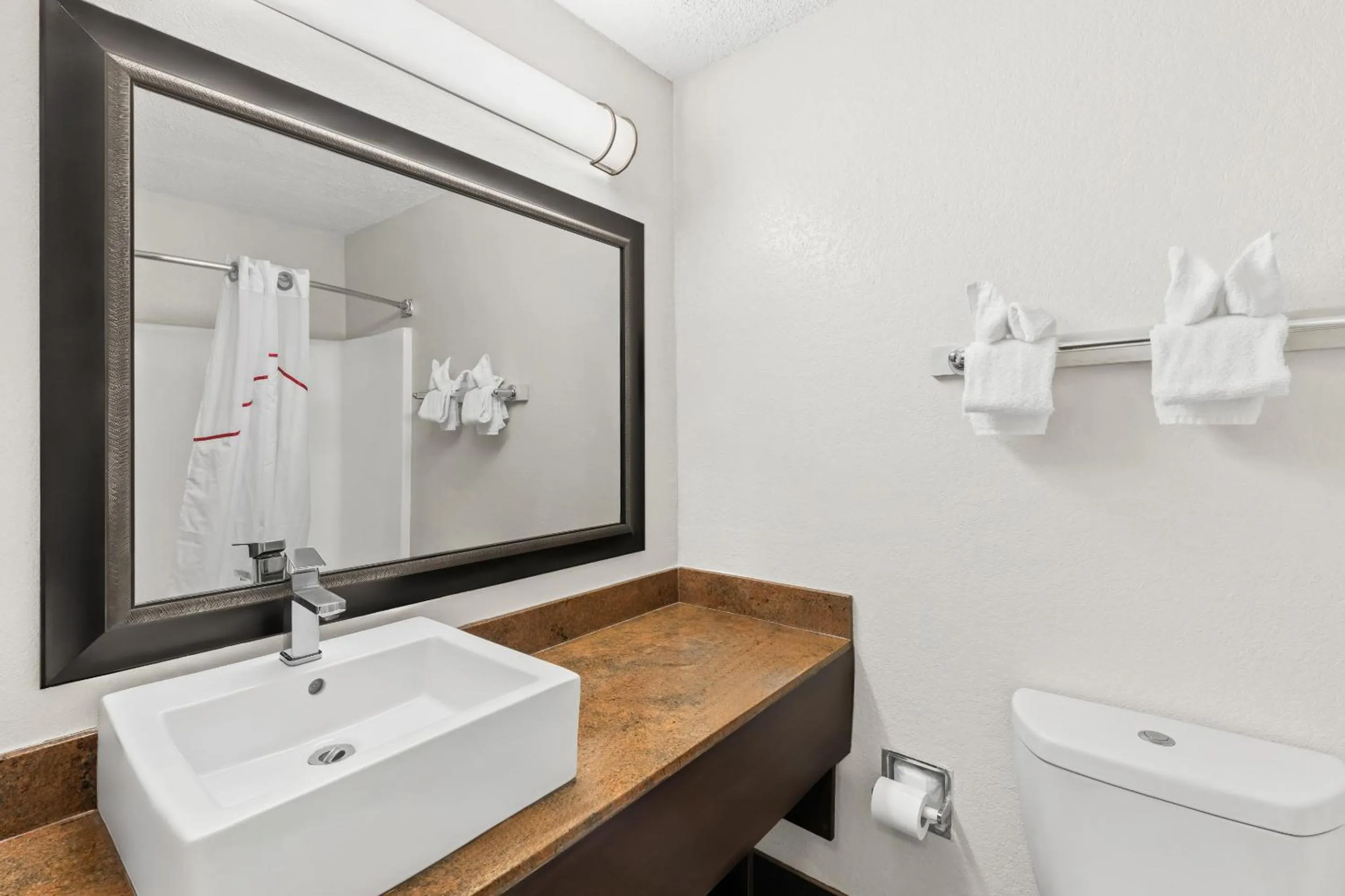 Bathroom in Red Roof PLUS+ & Suites Atlanta Airport South