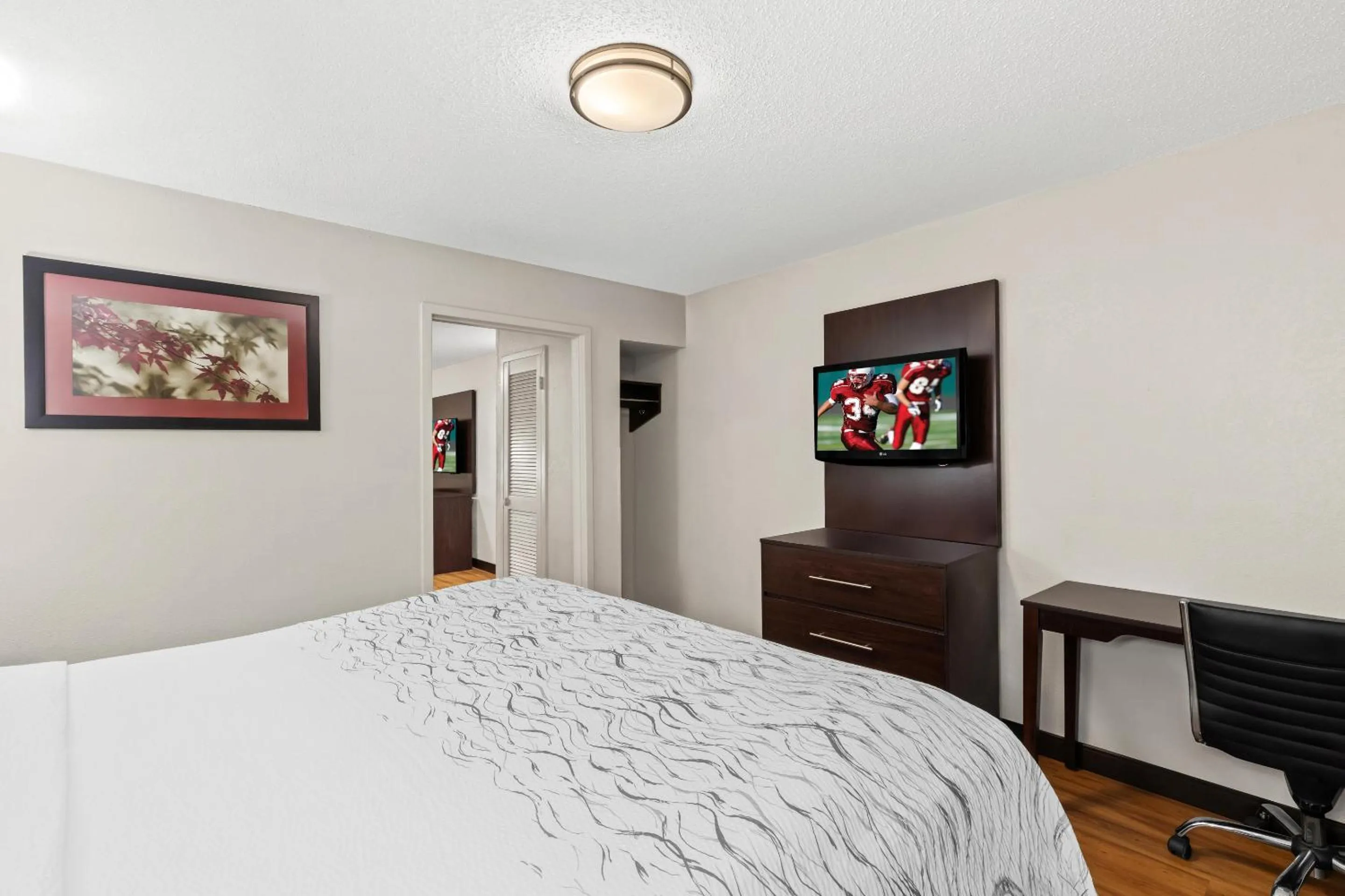 Photo of the whole room, Bed in Red Roof PLUS+ & Suites Atlanta Airport South