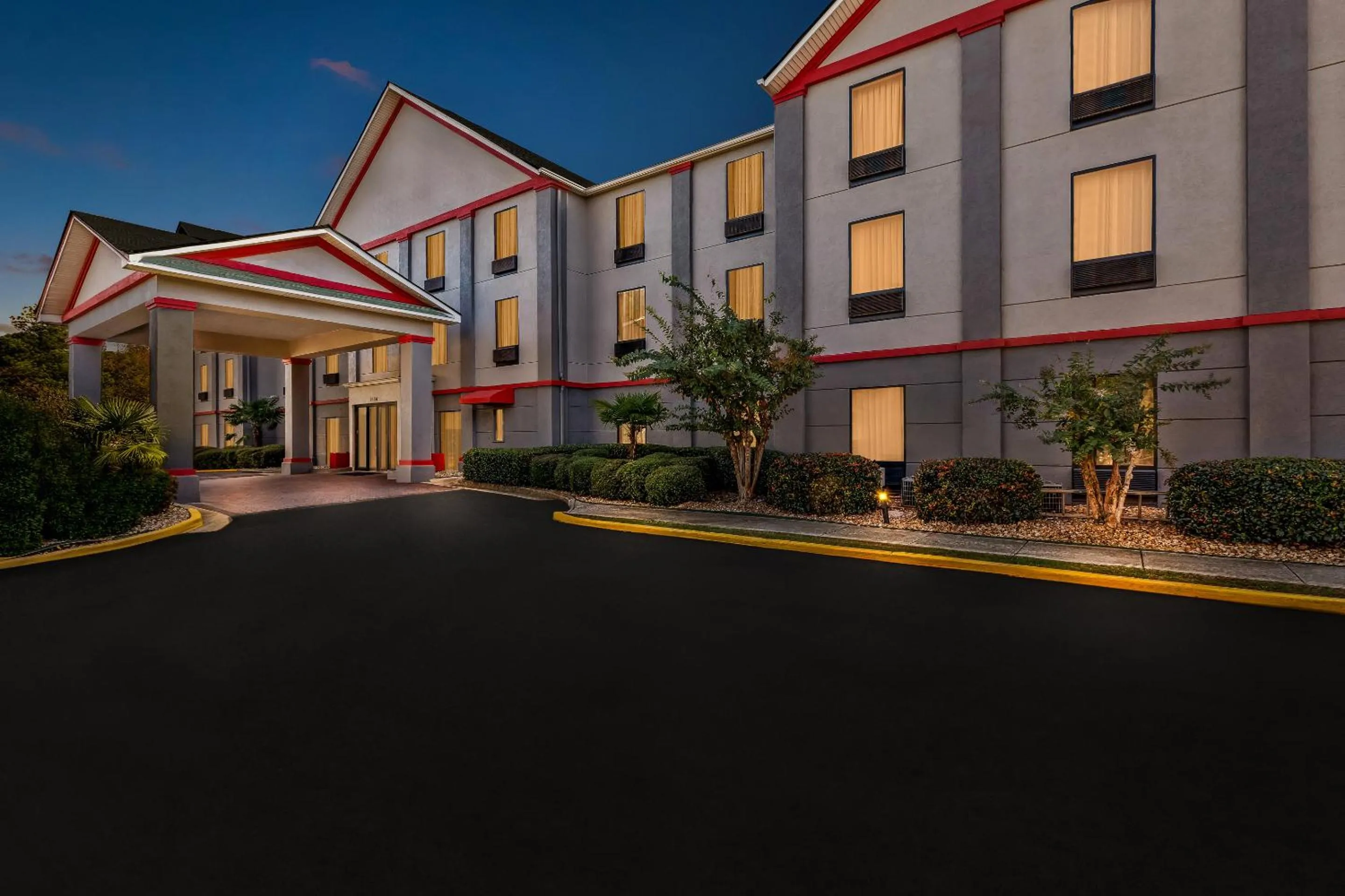 Property building in Red Roof PLUS+ & Suites Atlanta Airport South