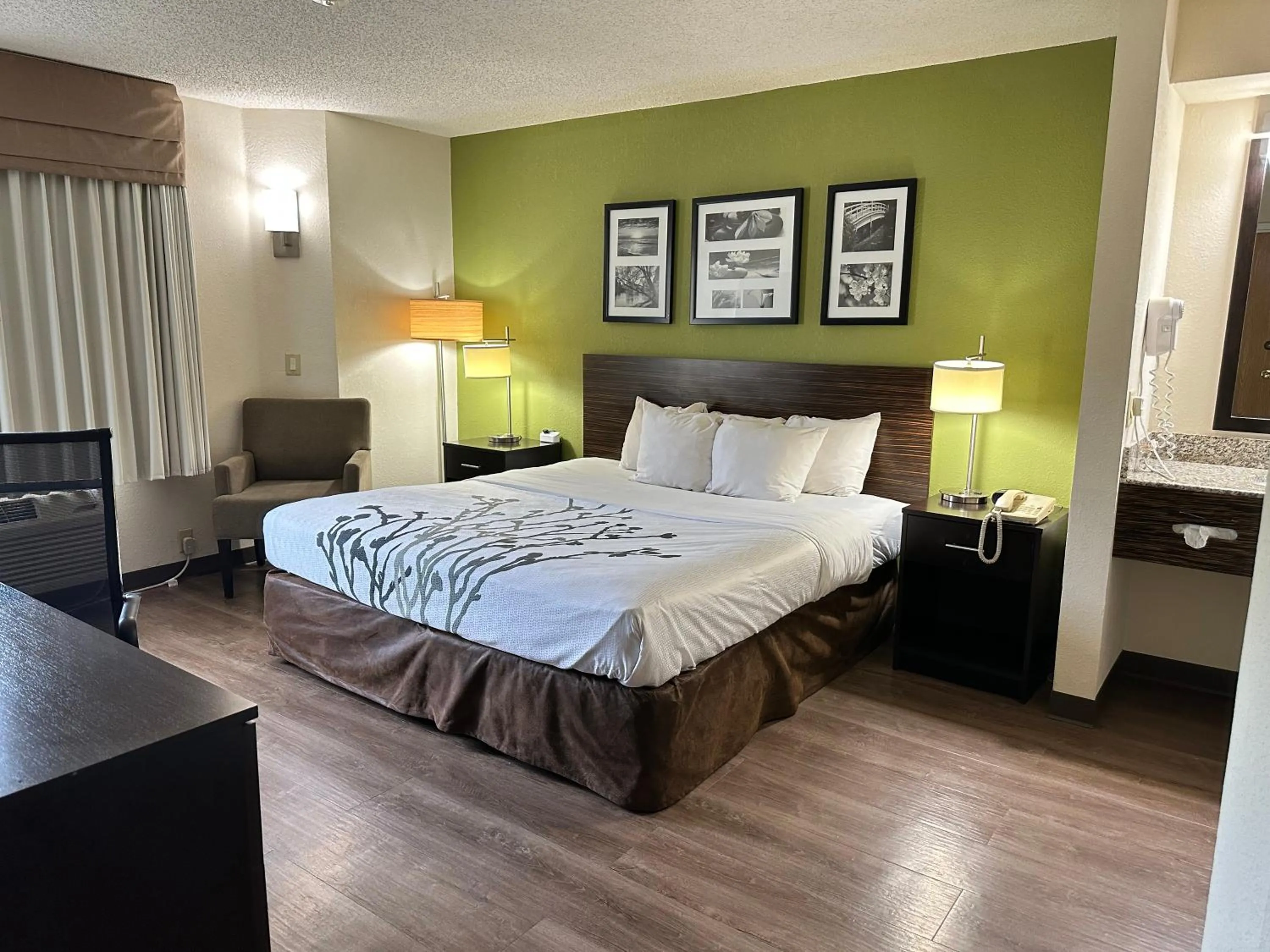 Shower, Bed in Sleep Inn & Suites Near Columbus - State University Area