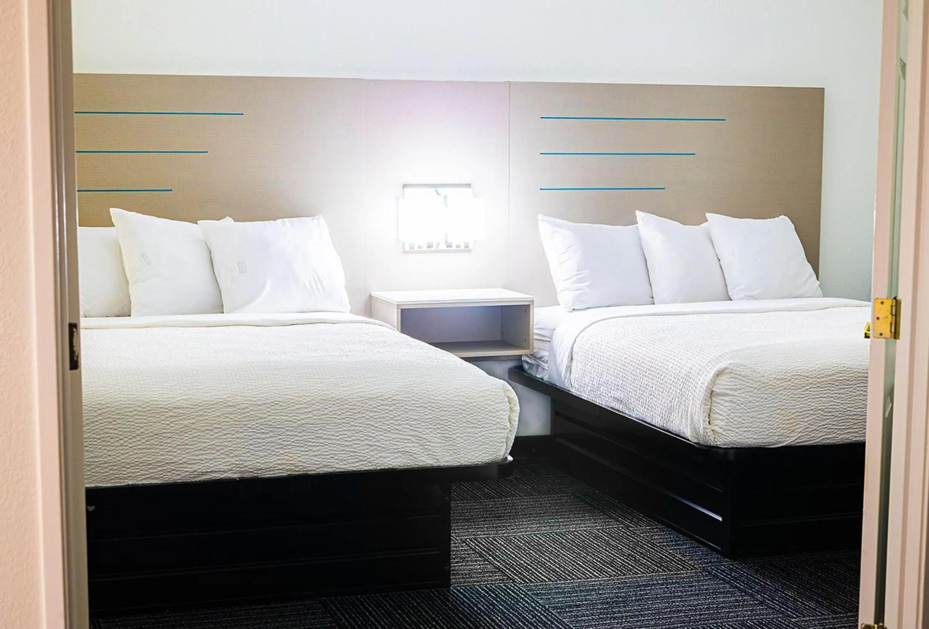 Photo of the whole room, Bed in Baymont by Wyndham Port Wentworth