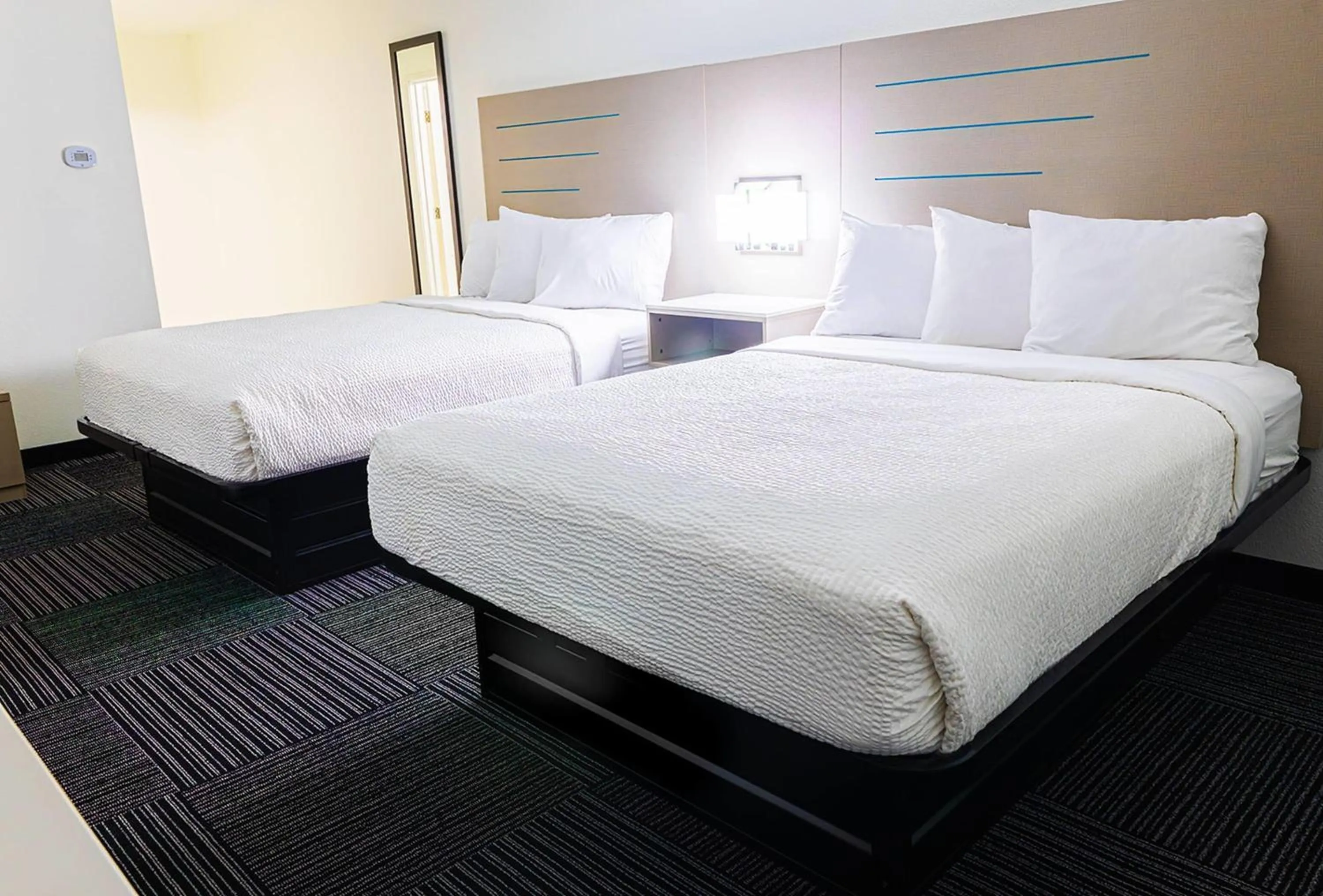 Photo of the whole room, Bed in Baymont by Wyndham Port Wentworth