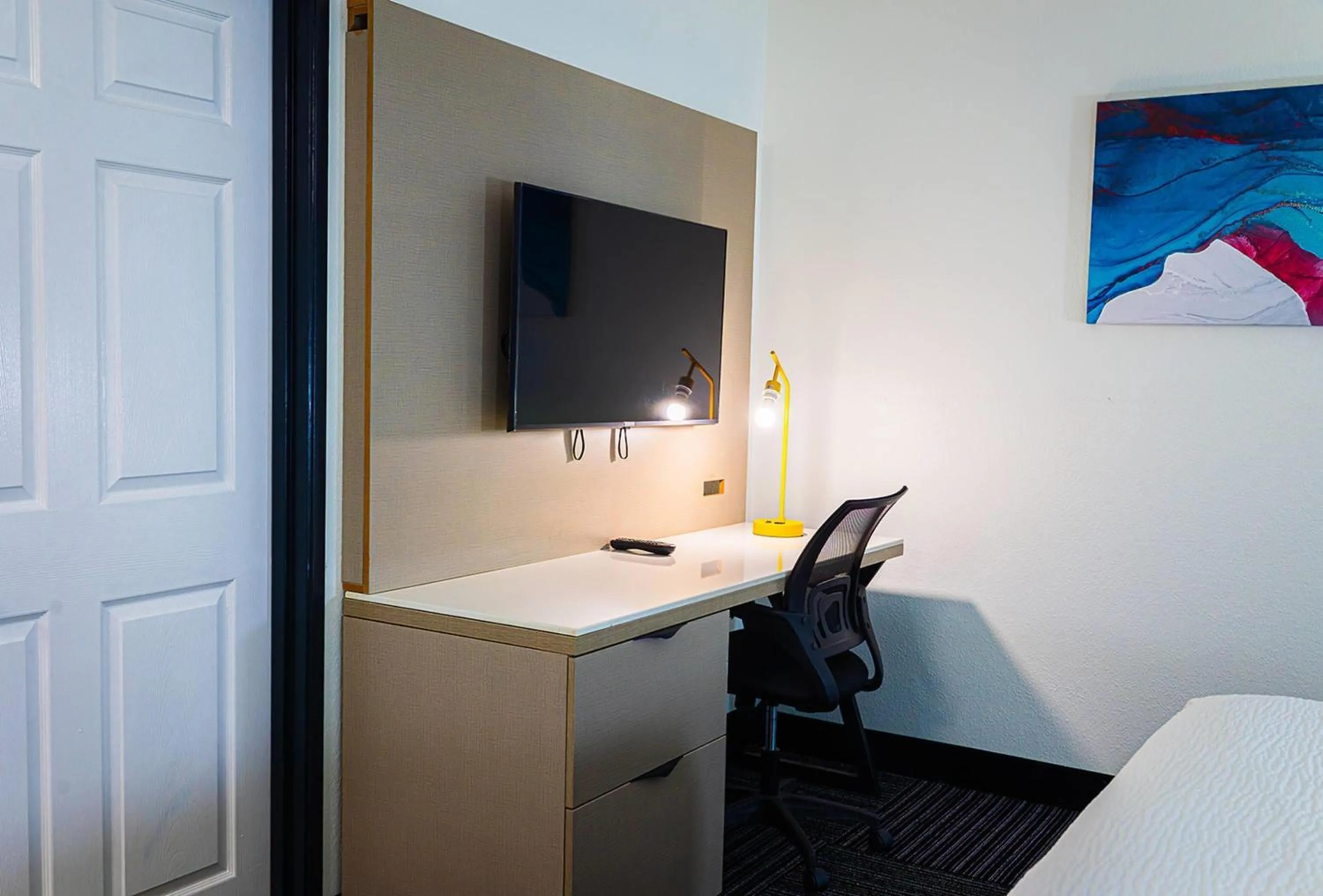 Photo of the whole room, Bed in Baymont by Wyndham Port Wentworth