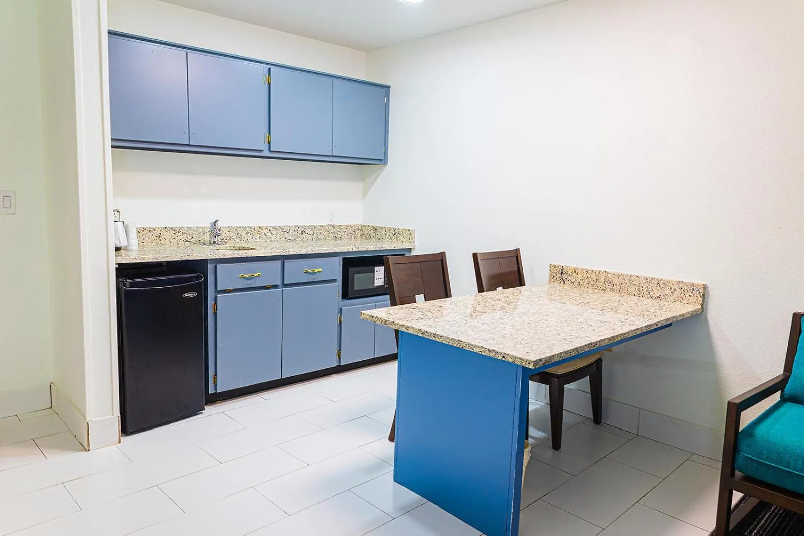 Kitchen or kitchenette in Baymont by Wyndham Port Wentworth