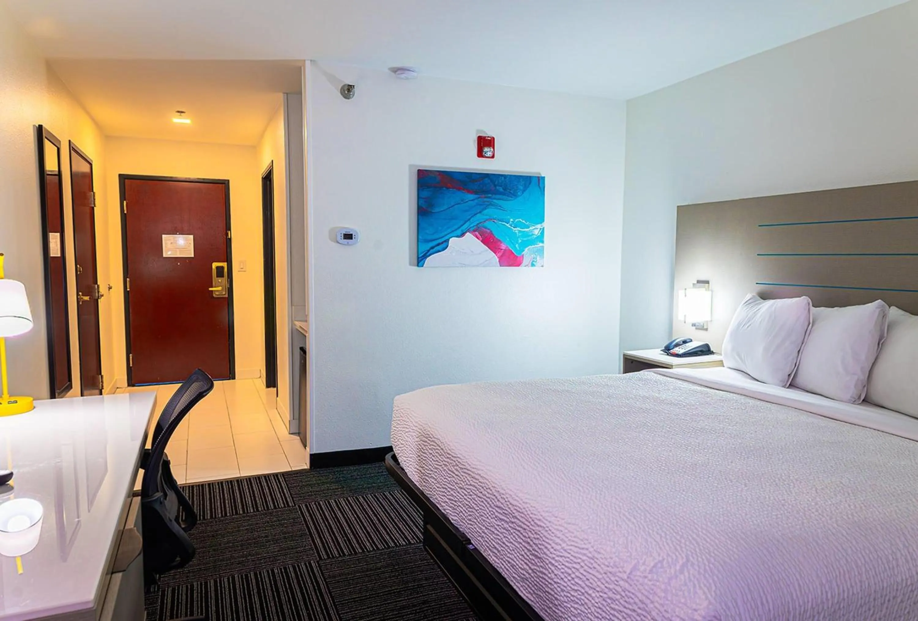 Photo of the whole room, Bed in Baymont by Wyndham Port Wentworth