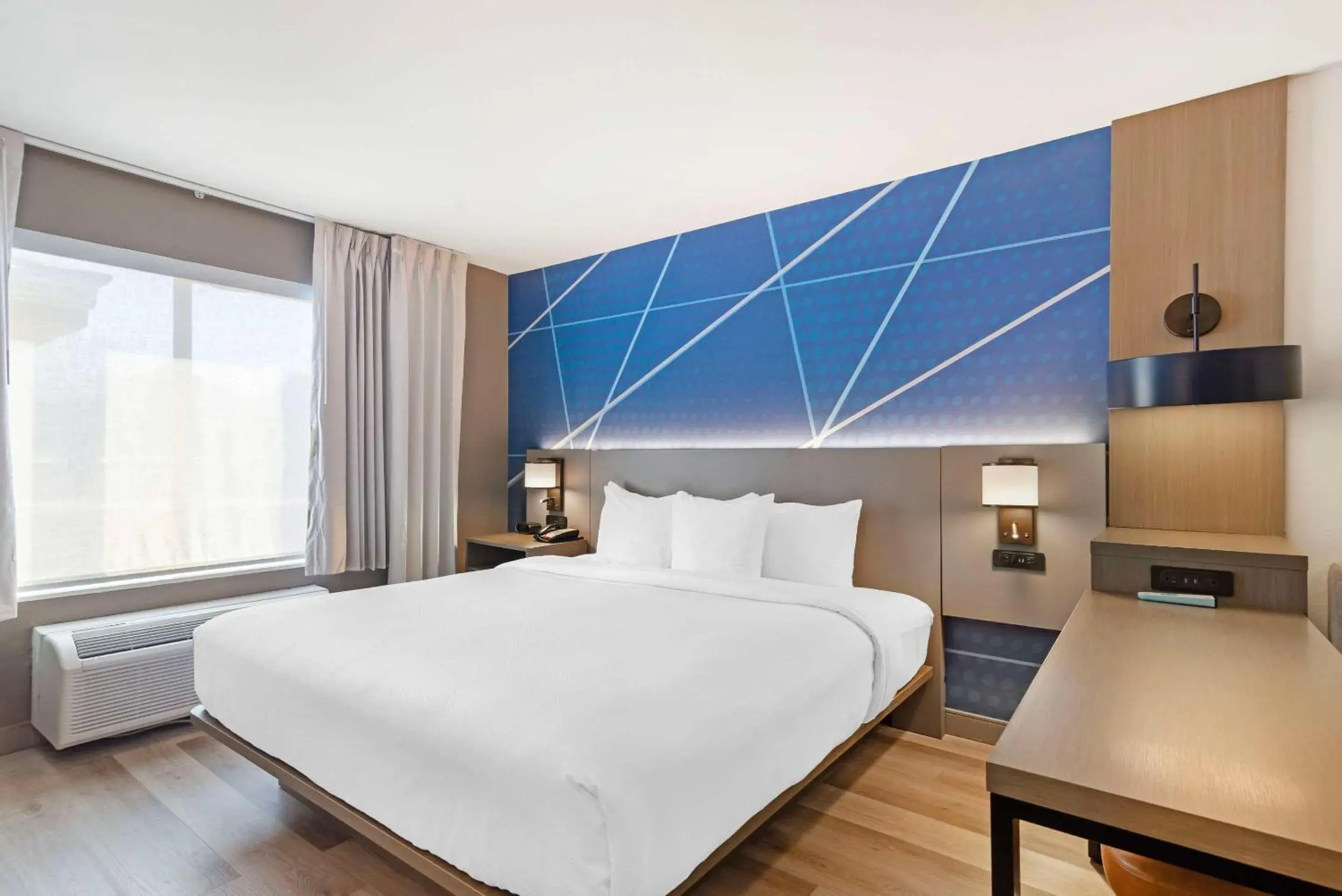 Bedroom, Bed in Comfort Suites Northside Hospital Gwinnett Bedroom, Bed in Comfort Suites Northside Hospital Gwinnett