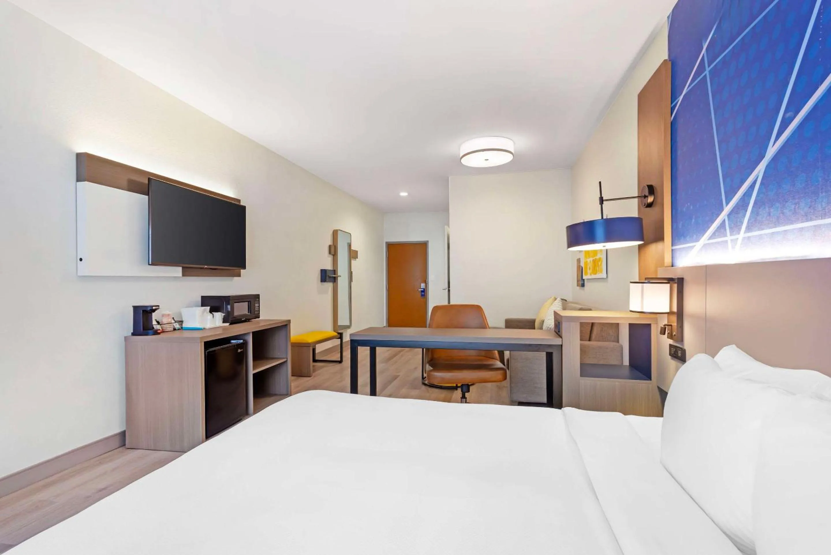 Bedroom, Bed in Comfort Suites Northside Hospital Gwinnett