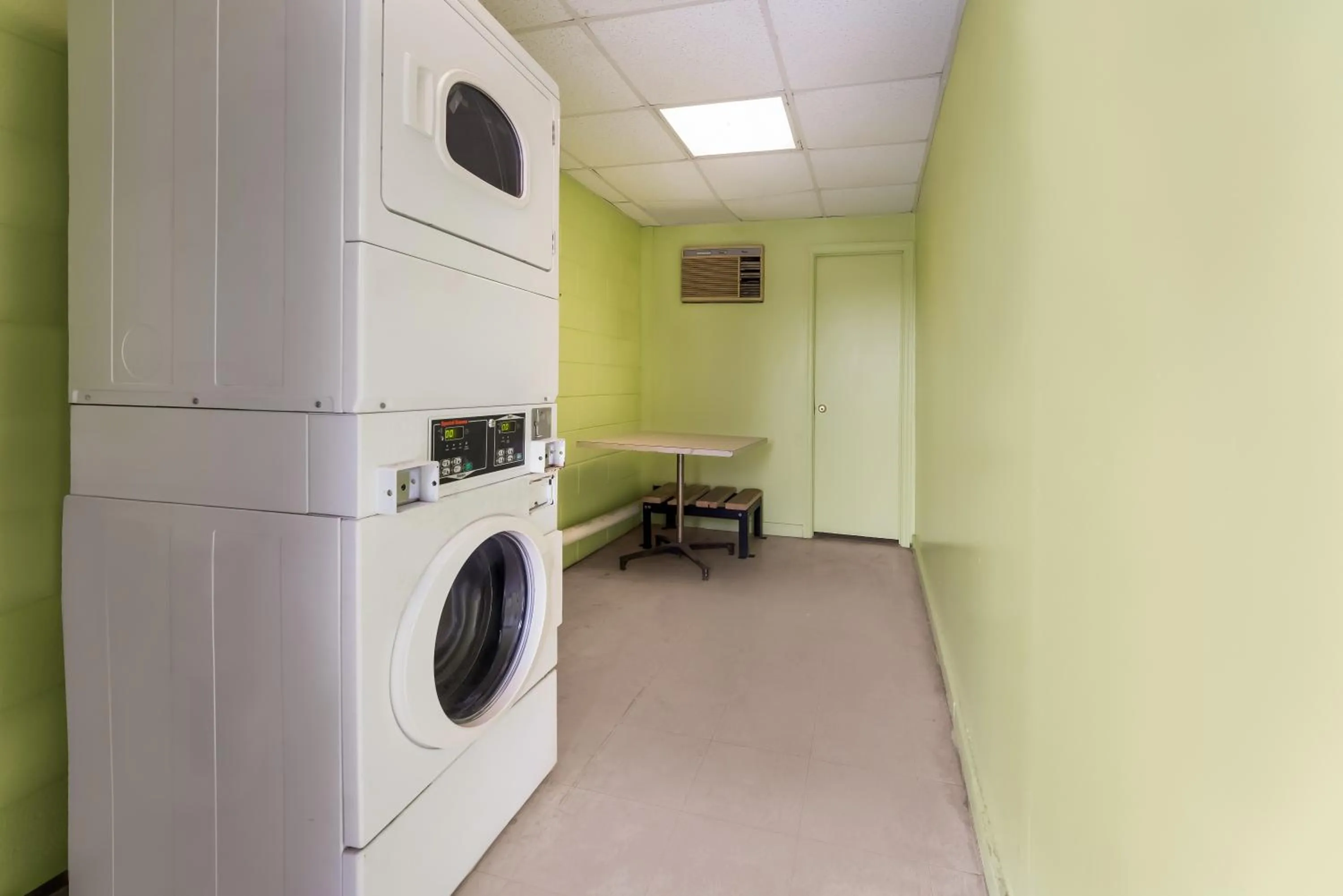 washing machine in SureStay Hotel by Best Western Columbus Downtown