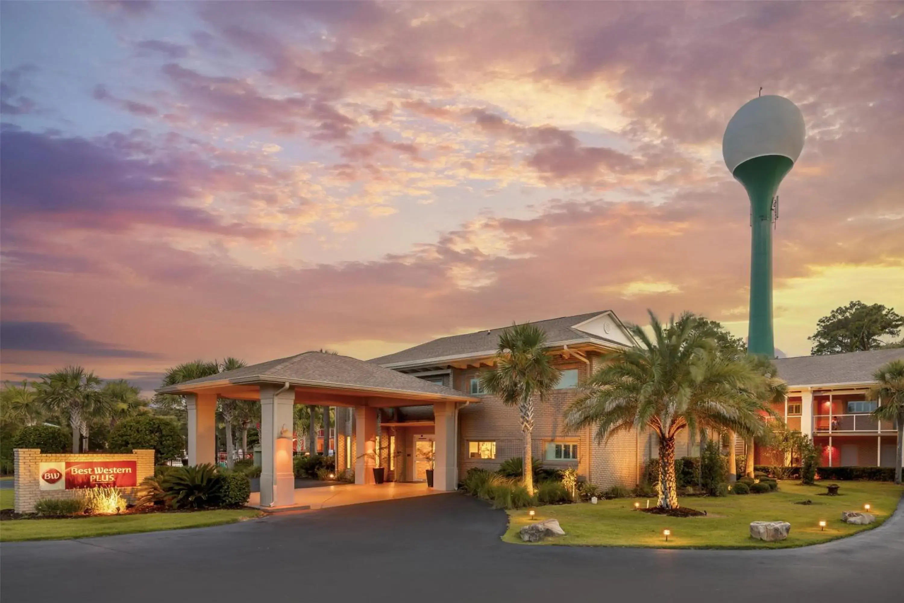 Property building in Best Western Plus Jekyll Island Property building in Best Western Plus Jekyll Island