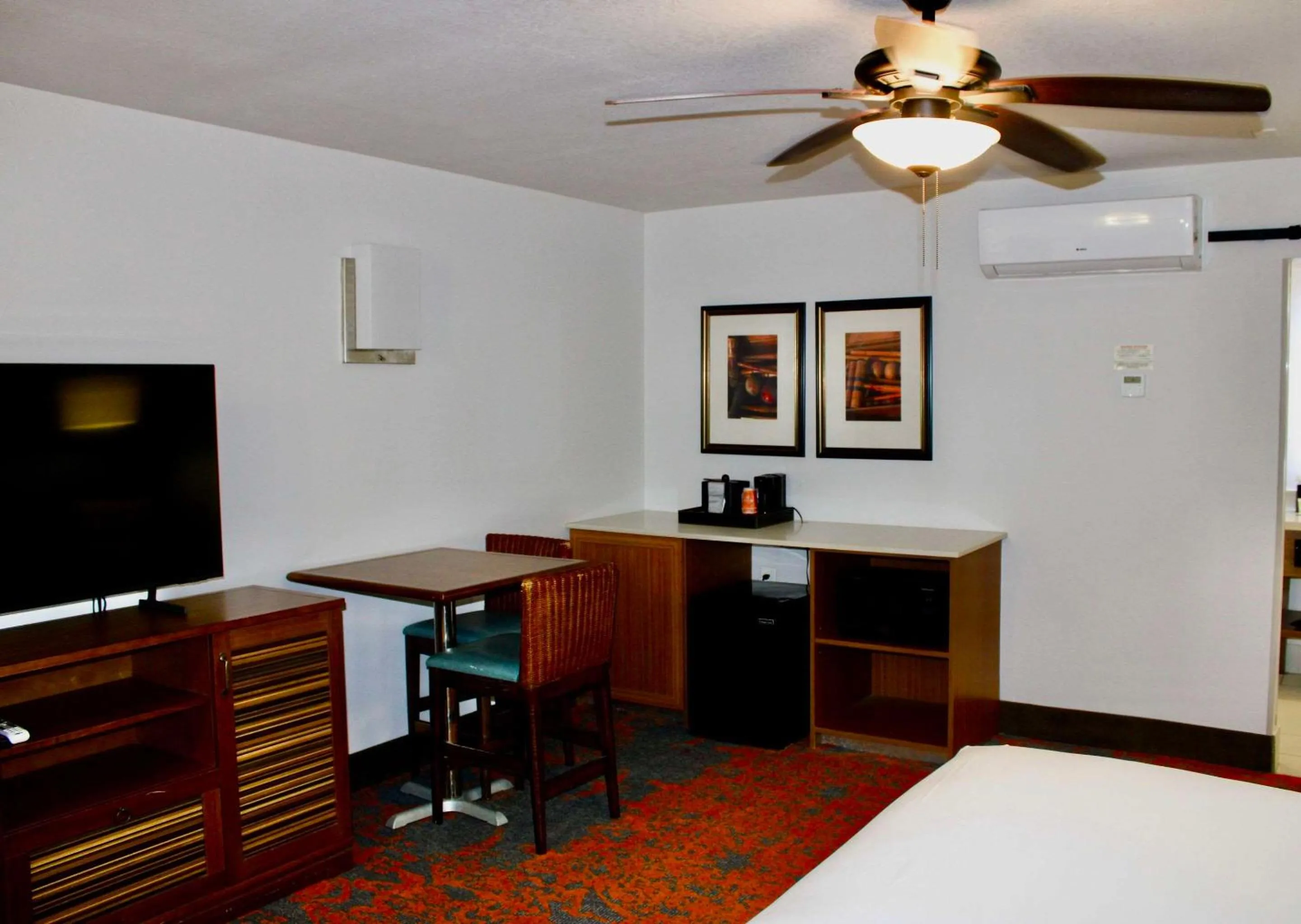 Bedroom, Bed in Seafarer Inn & Suites, Ascend Hotel Collection