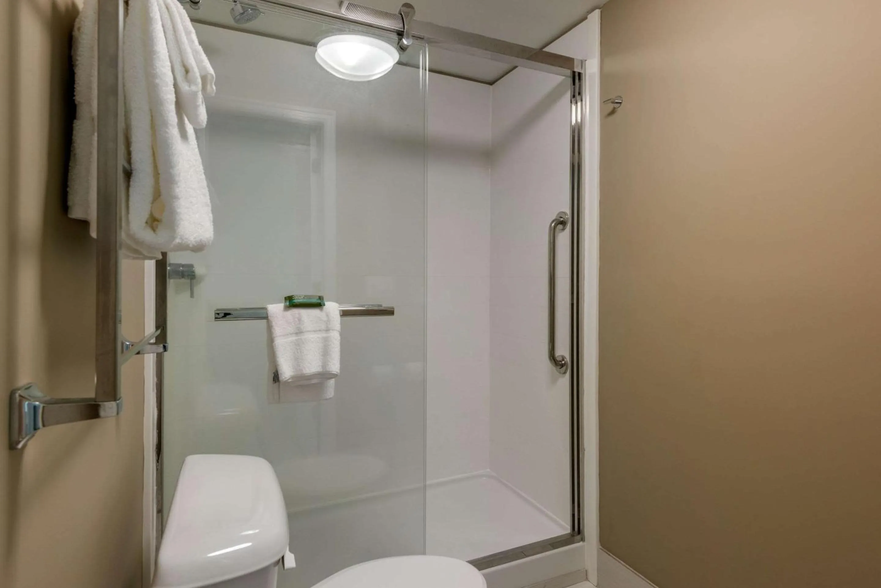 Toilet in Seafarer Inn & Suites, Ascend Hotel Collection