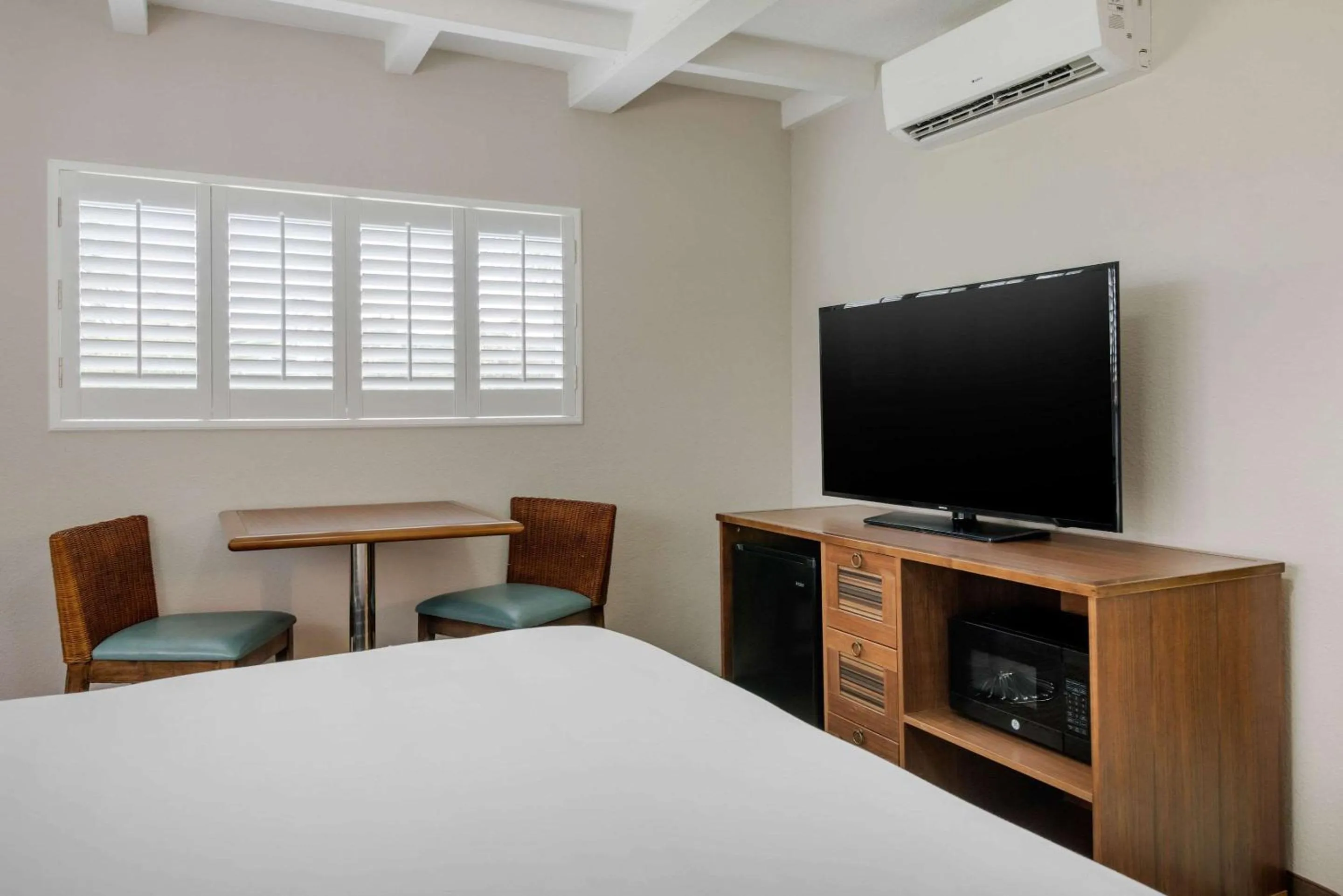 TV and multimedia, Bed in Seafarer Inn & Suites, Ascend Hotel Collection