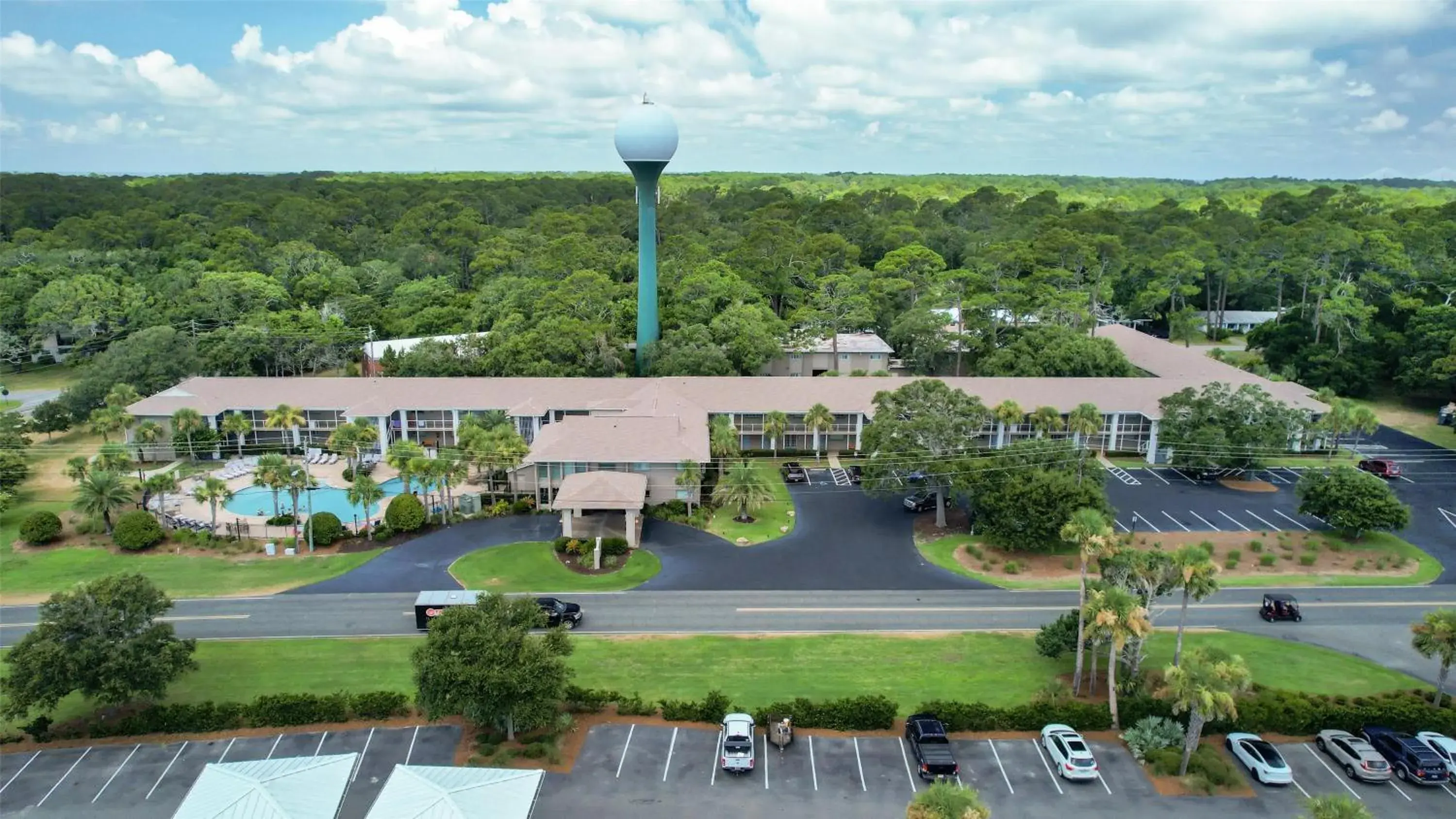 Property building in Best Western Plus Jekyll Island Property building in Best Western Plus Jekyll Island