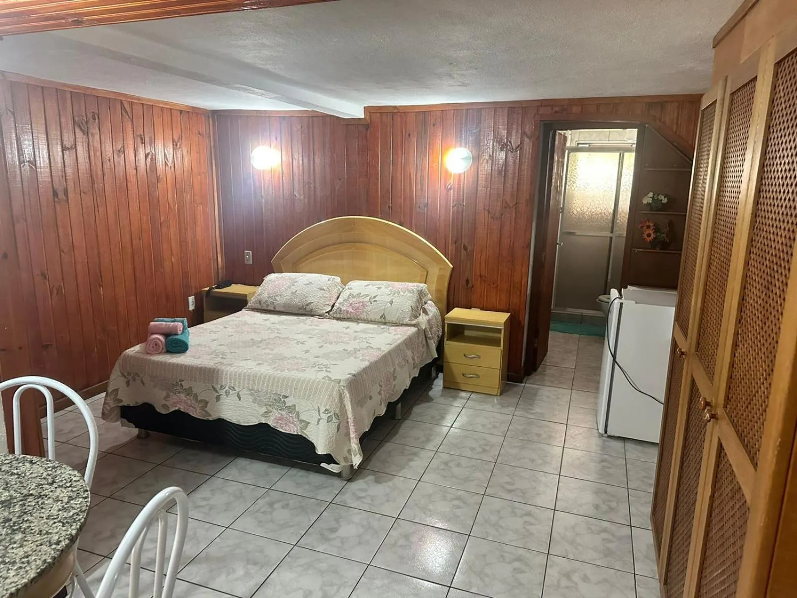 Living room, Bed in Hotel Halloween Inn Penedo