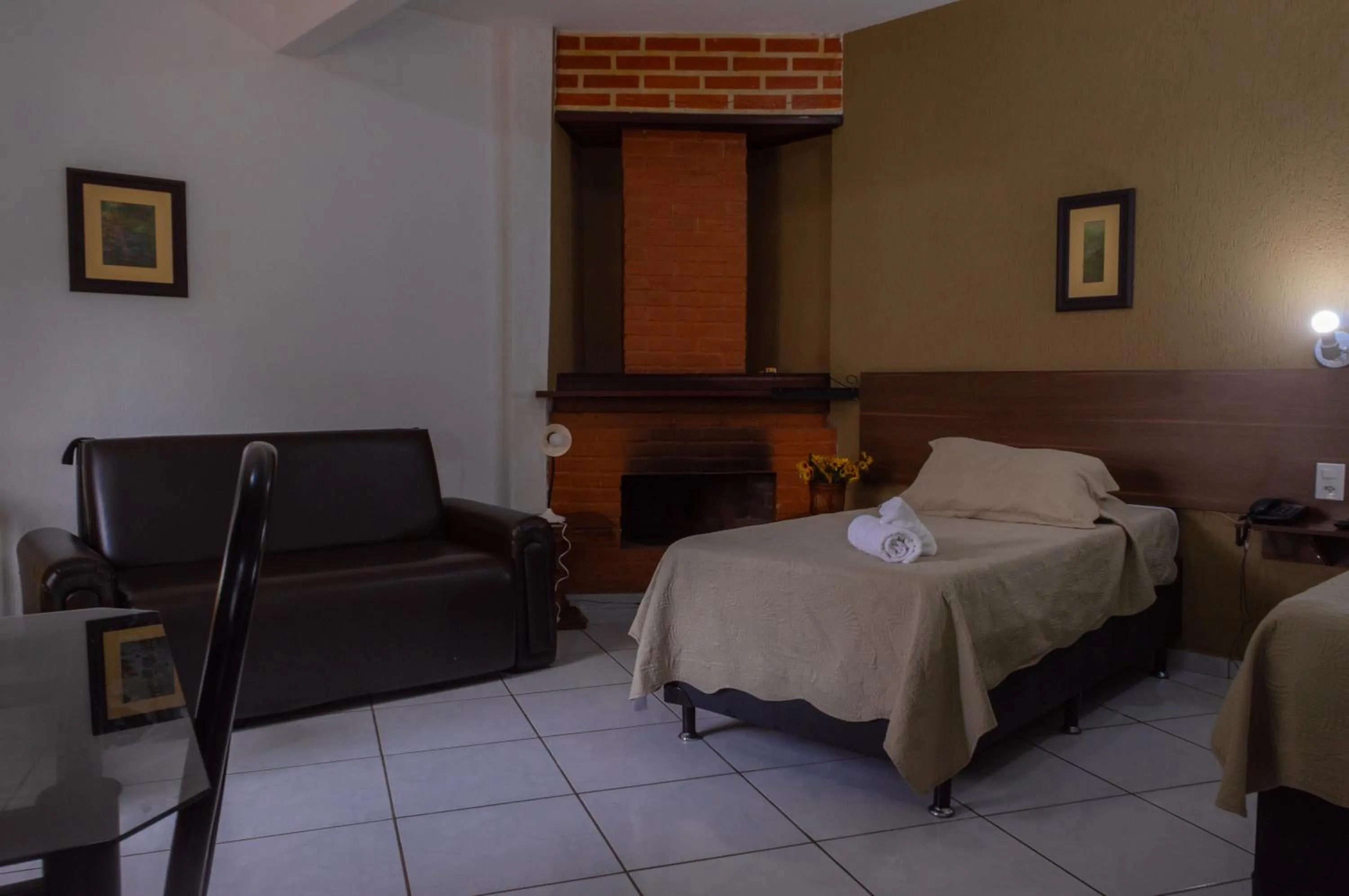 fireplace, Bed in Hotel Halloween Inn Penedo