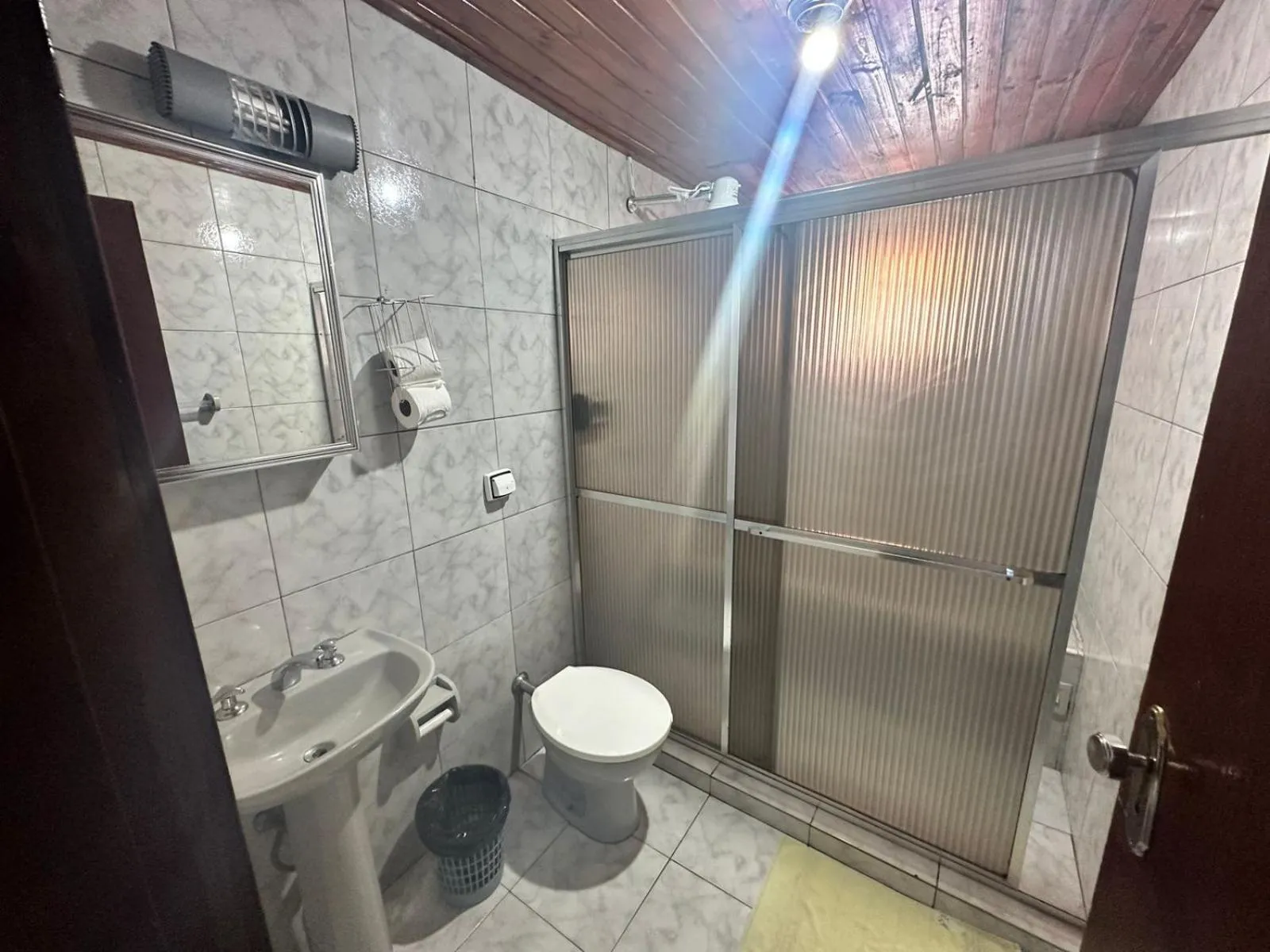 Bathroom in Hotel Halloween Inn Penedo