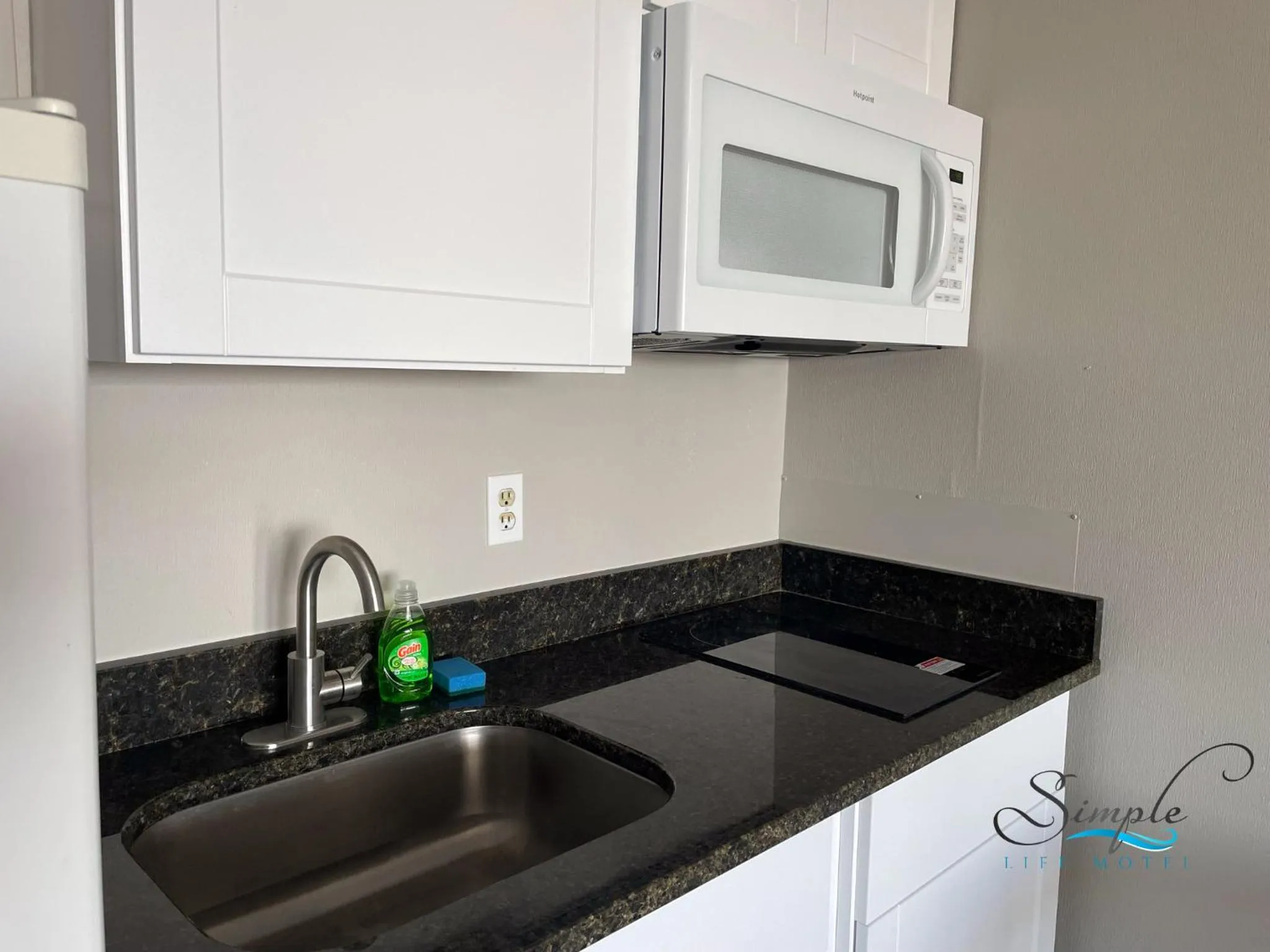 Kitchen or kitchenette in Simple Life Motel