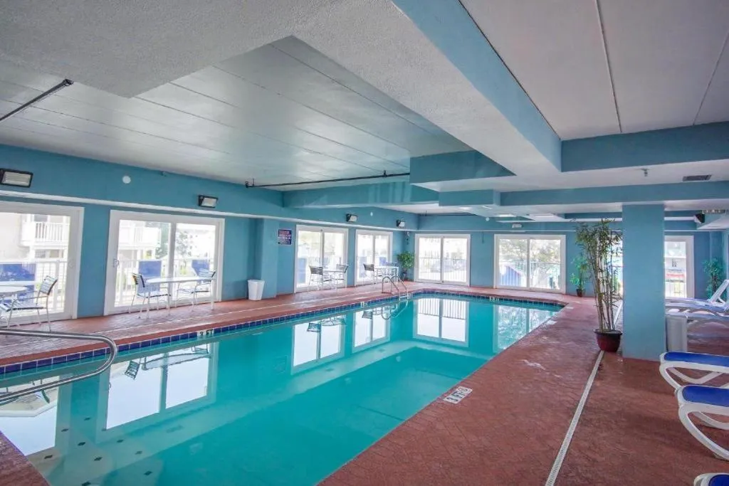Swimming pool in Simple Life Motel