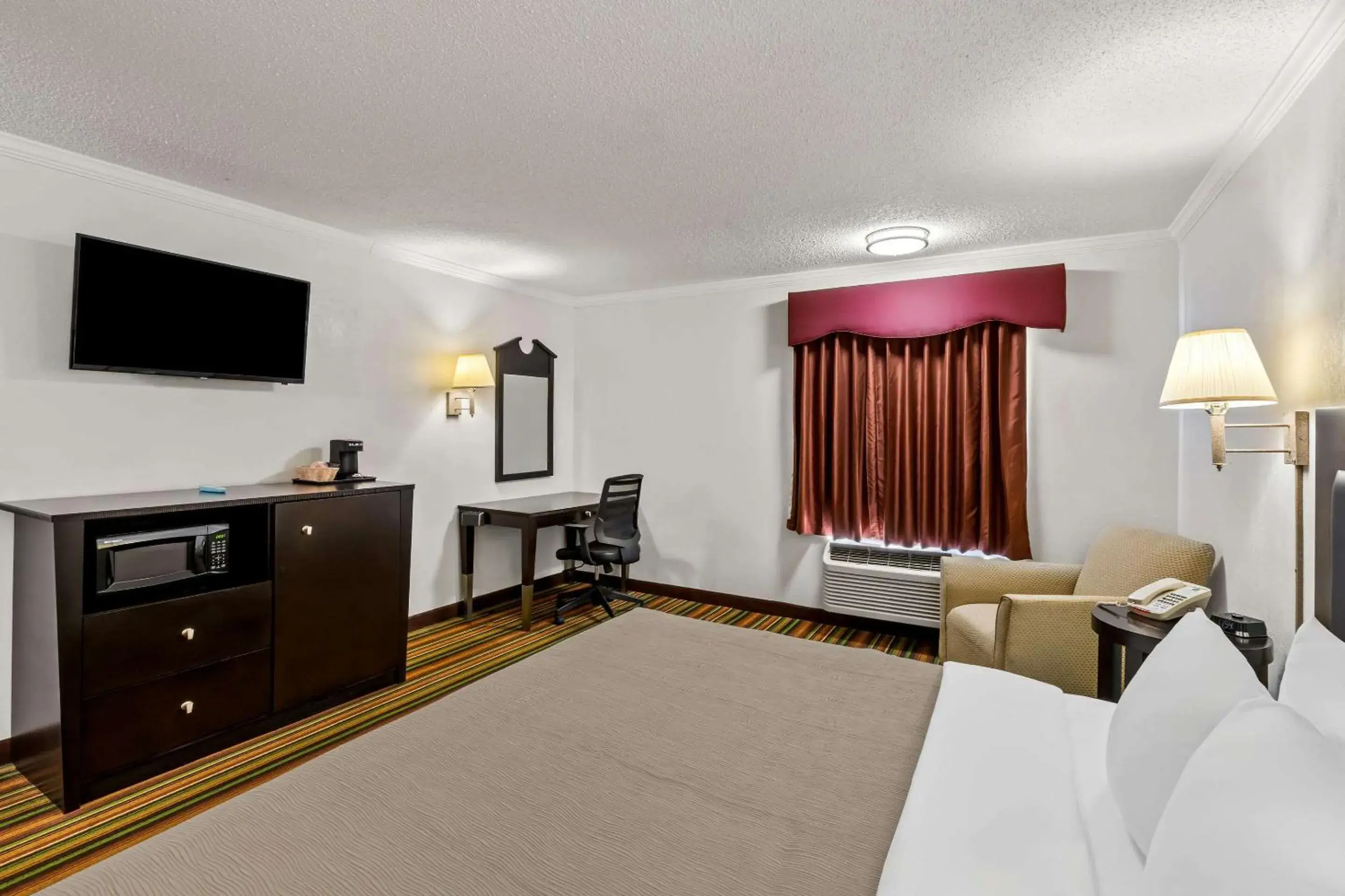 Bedroom, Bed in Quality Inn Marietta near Dobbins ARB Bedroom, Bed in Quality Inn Marietta near Dobbins ARB