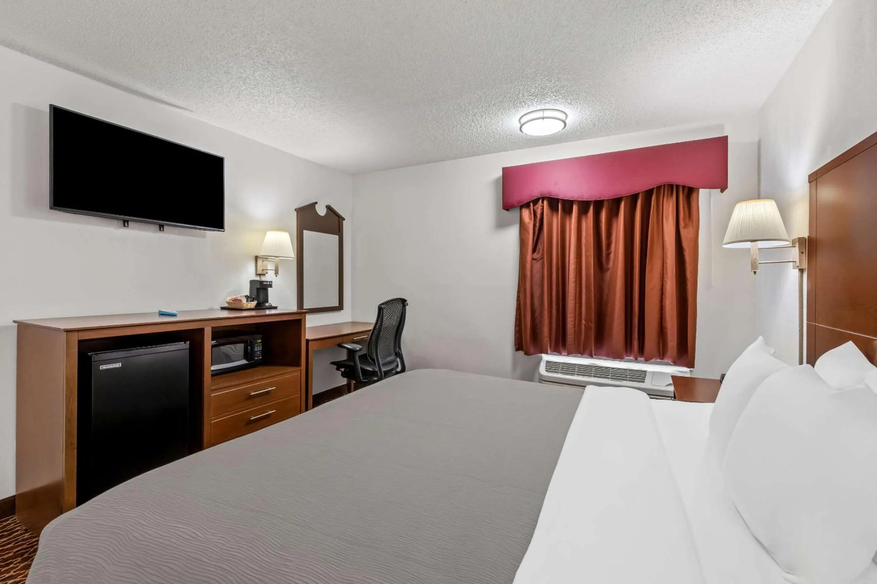 Bedroom, Bed in Quality Inn Marietta near Dobbins ARB