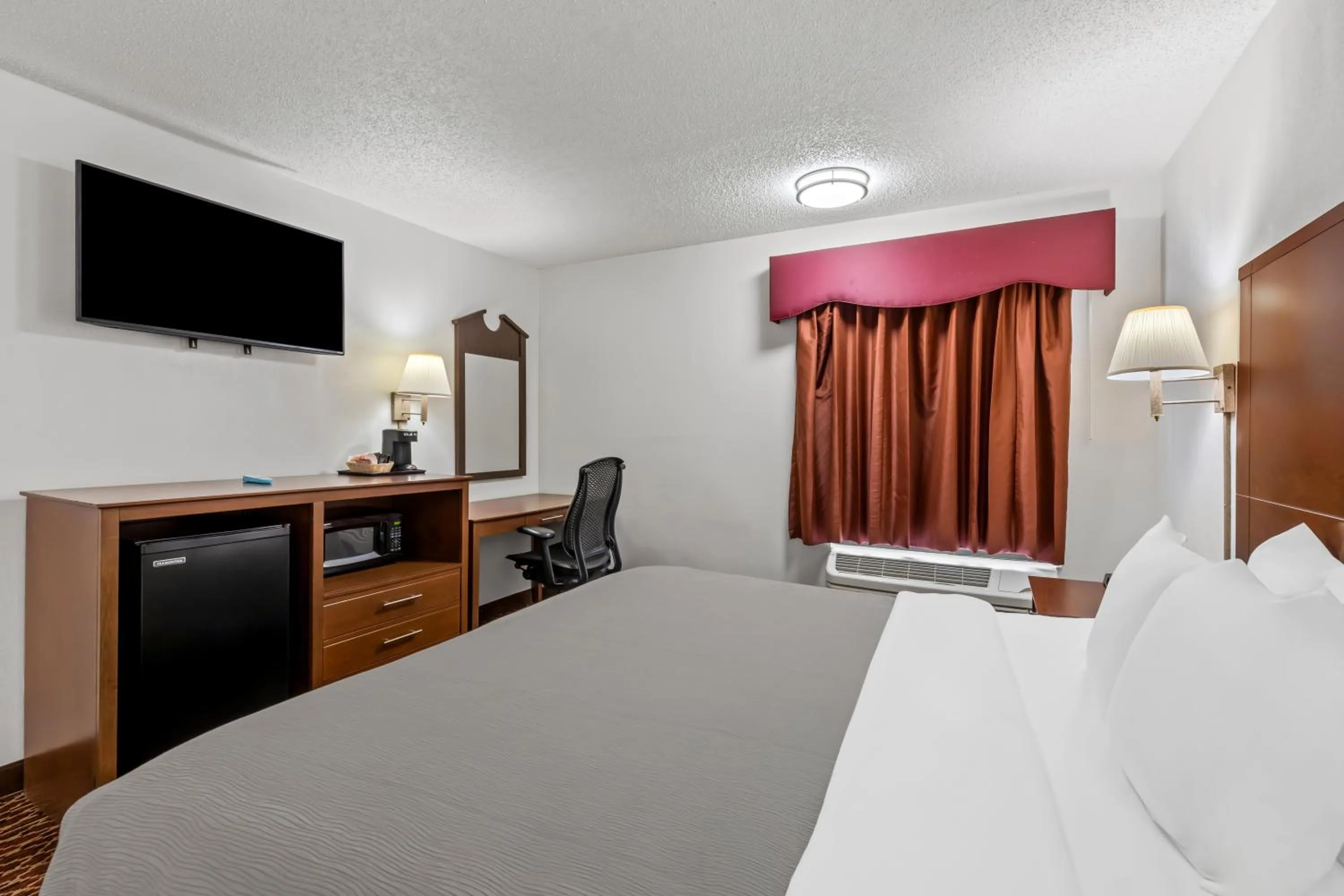 Bedroom, Bed in Quality Inn Marietta near Dobbins ARB