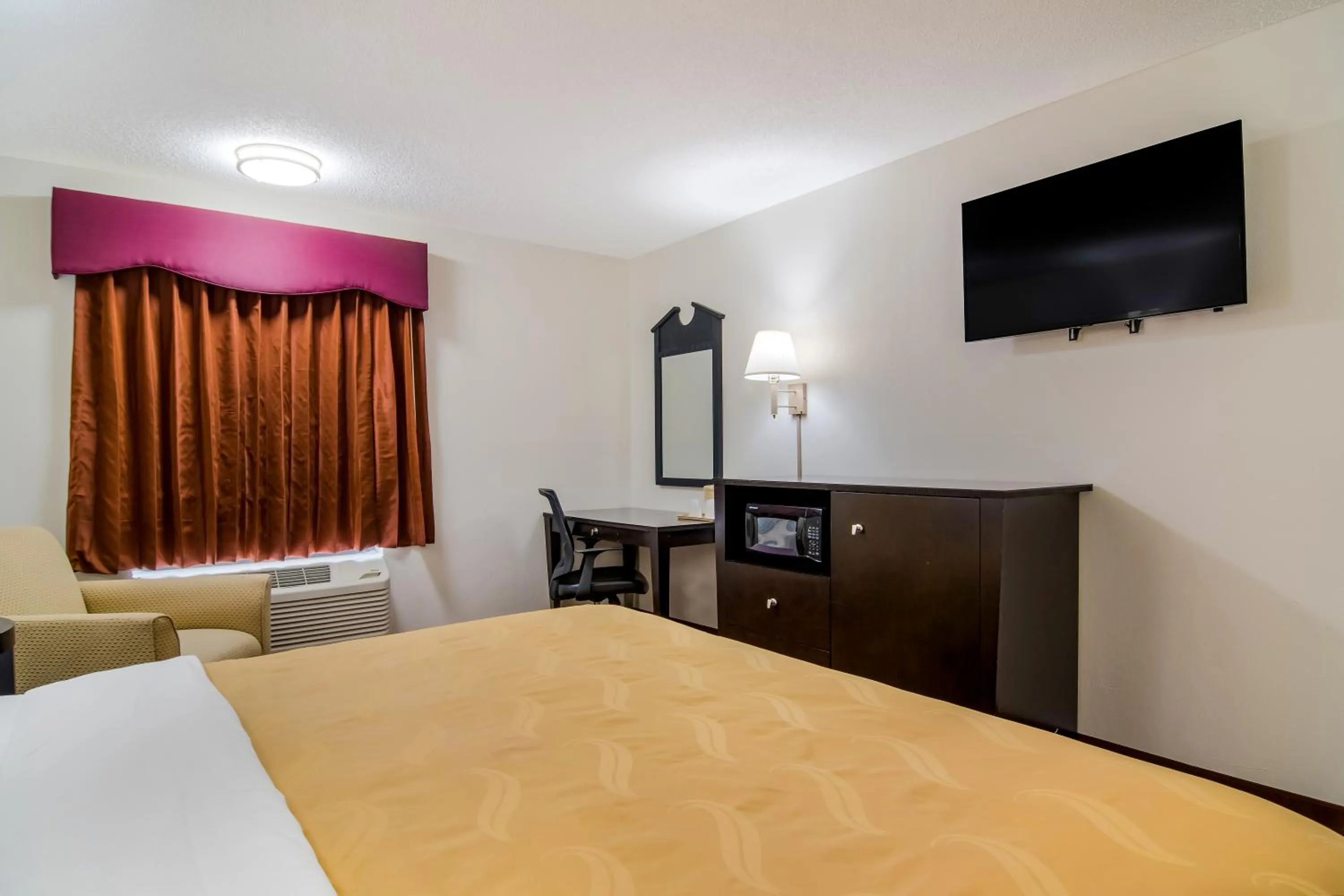 Bedroom, Bed in Quality Inn Marietta near Dobbins ARB