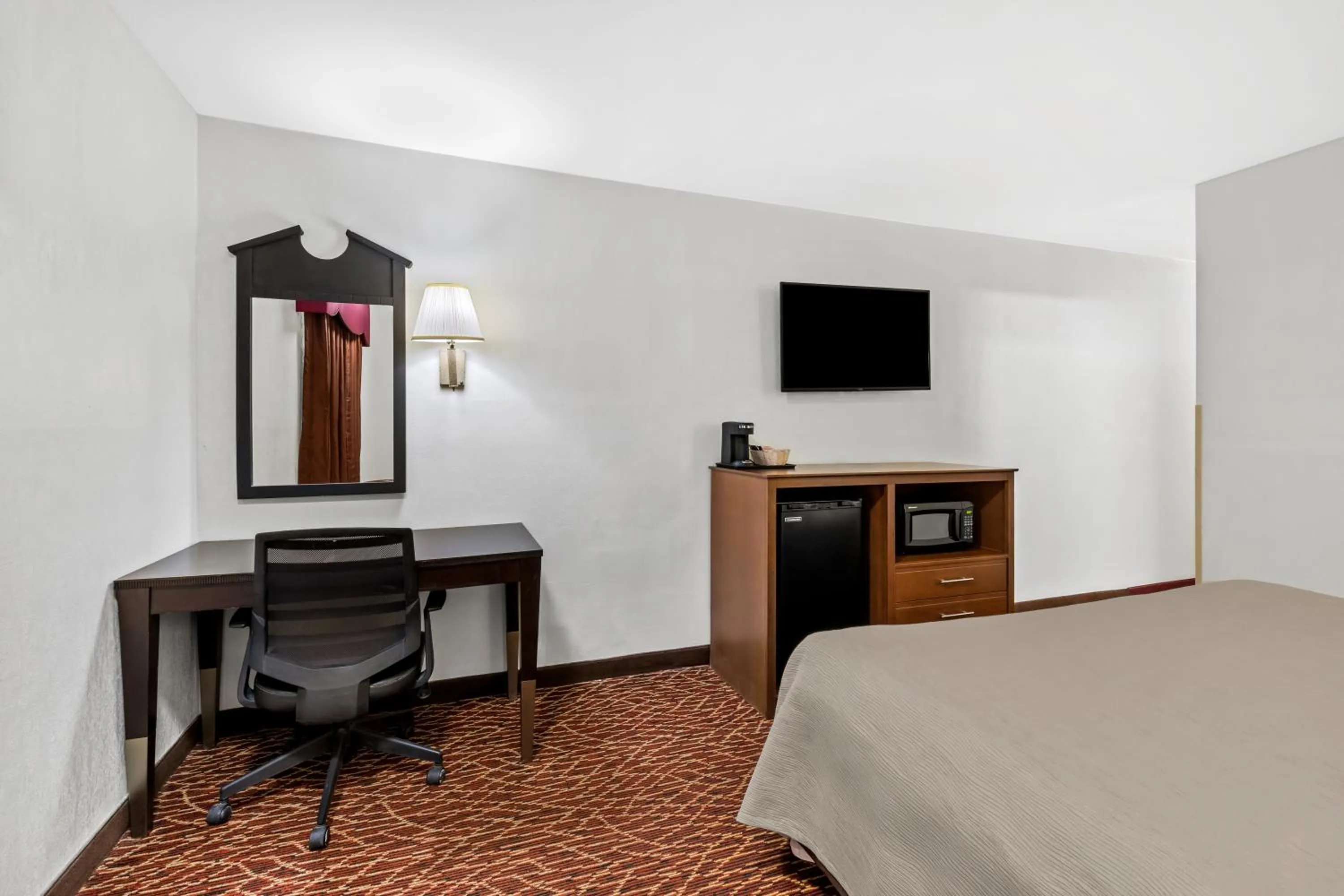 TV and multimedia, Bed in Quality Inn Marietta near Dobbins ARB