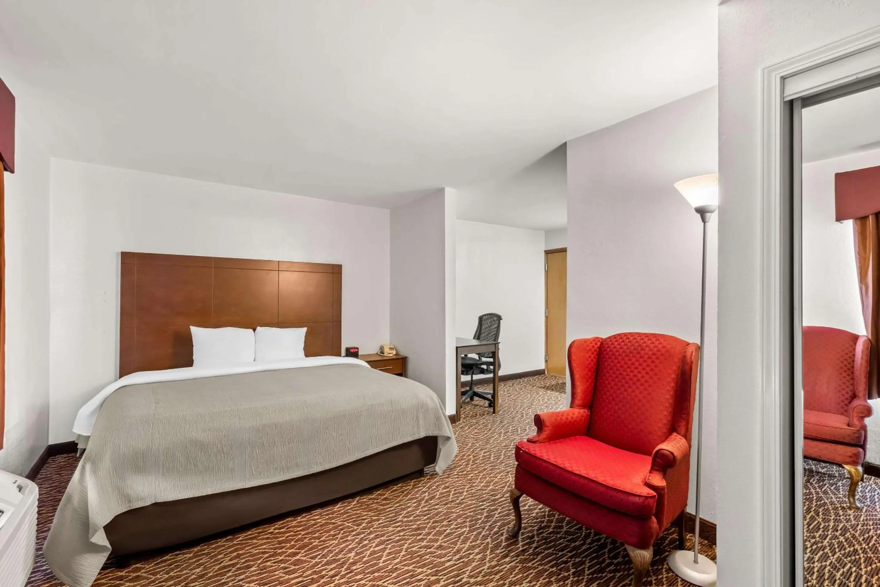 Bedroom, Bed in Quality Inn Marietta near Dobbins ARB