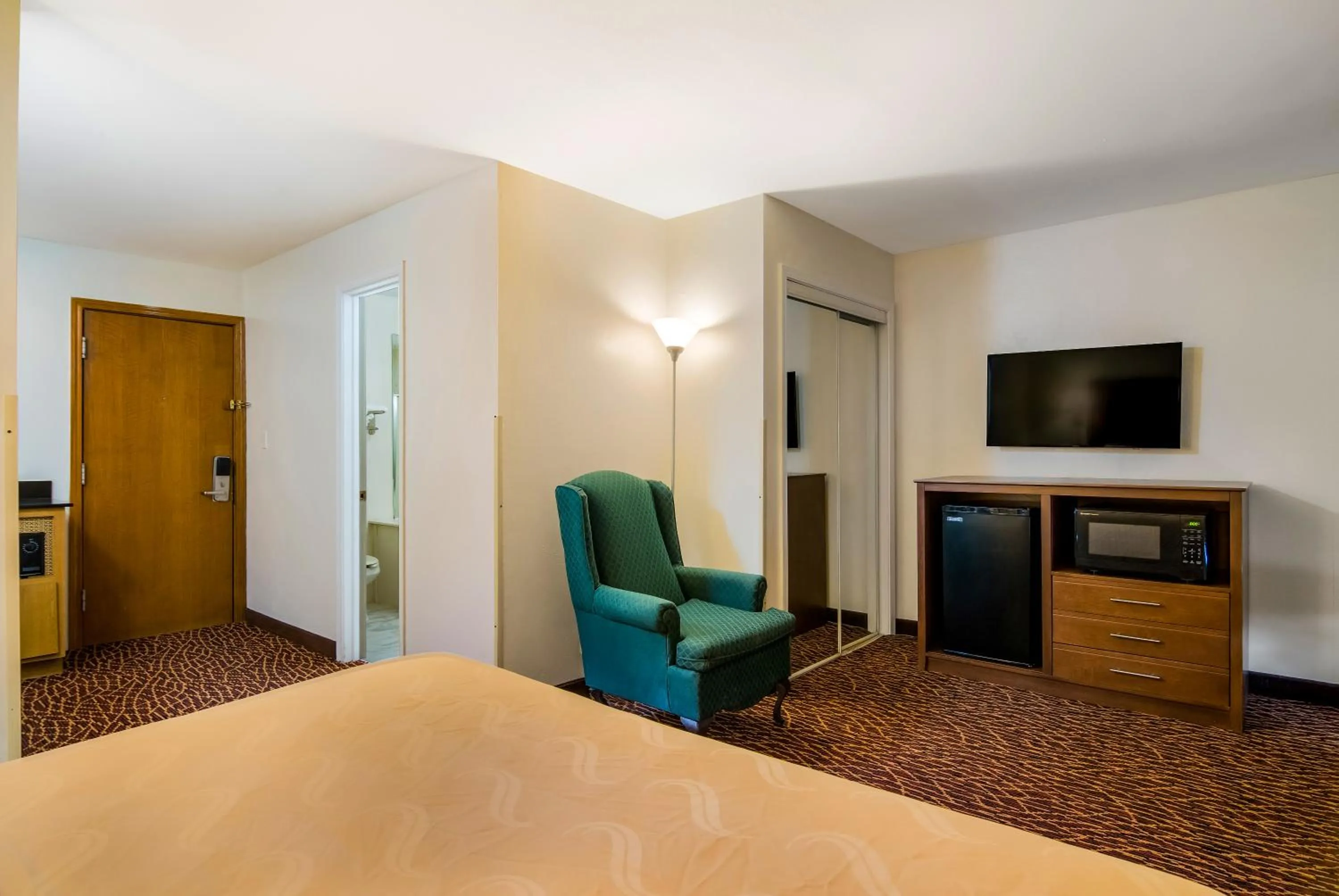 Bed in Quality Inn Marietta near Dobbins ARB