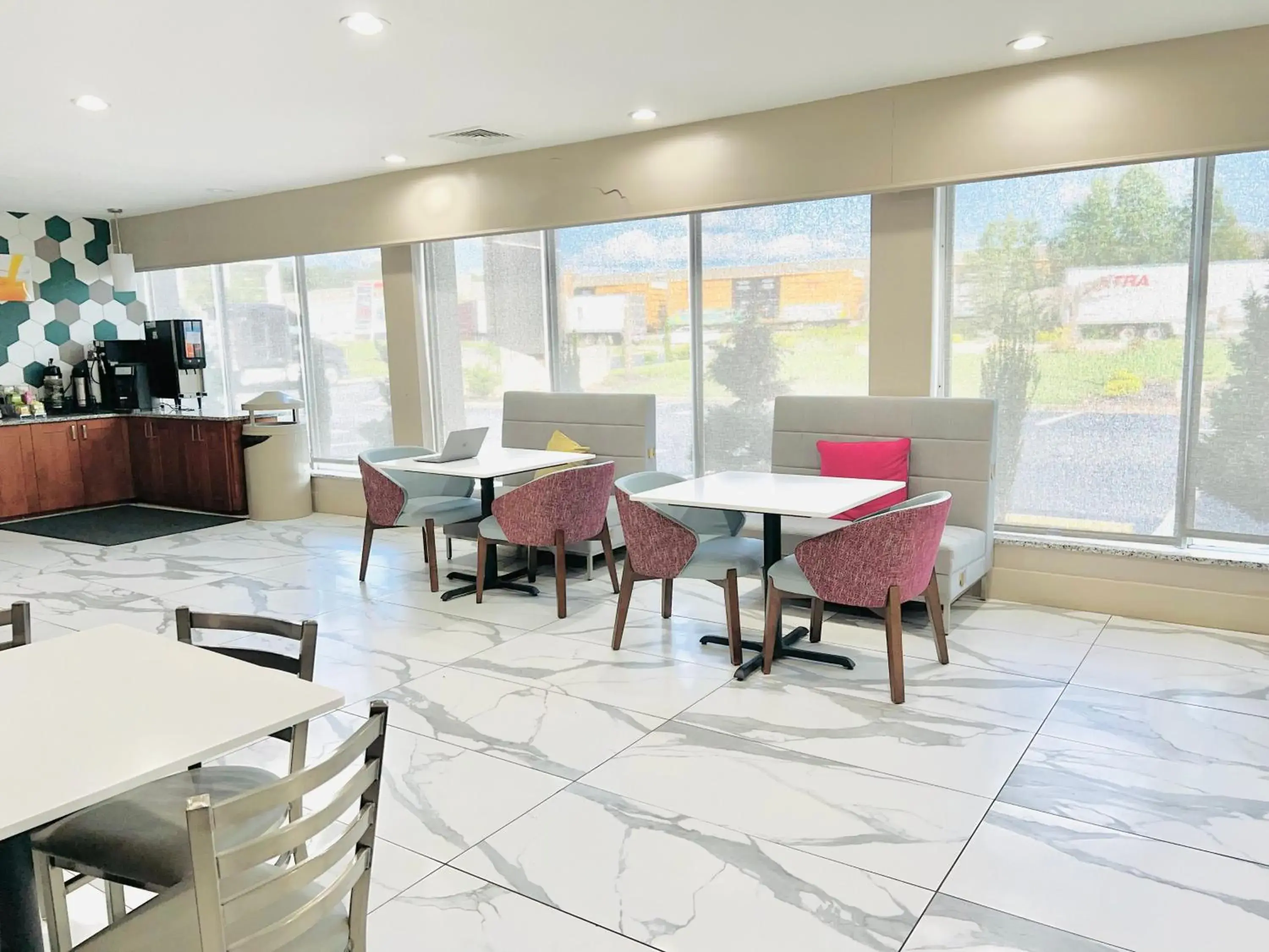 Breakfast in Quality Inn & Suites McDonough South I-75 Breakfast in Quality Inn & Suites McDonough South I-75