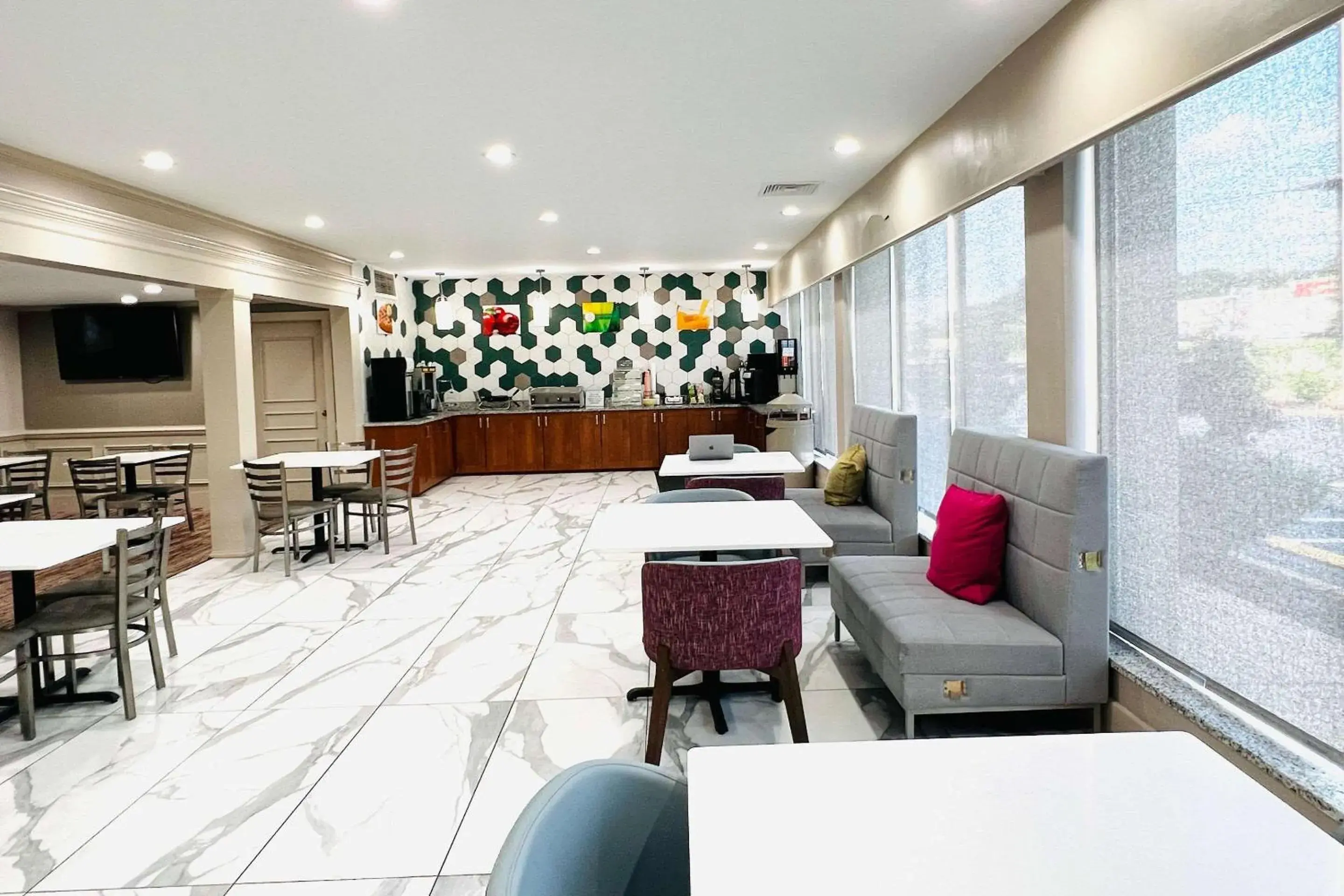 Breakfast in Quality Inn & Suites McDonough South I-75 Breakfast in Quality Inn & Suites McDonough South I-75