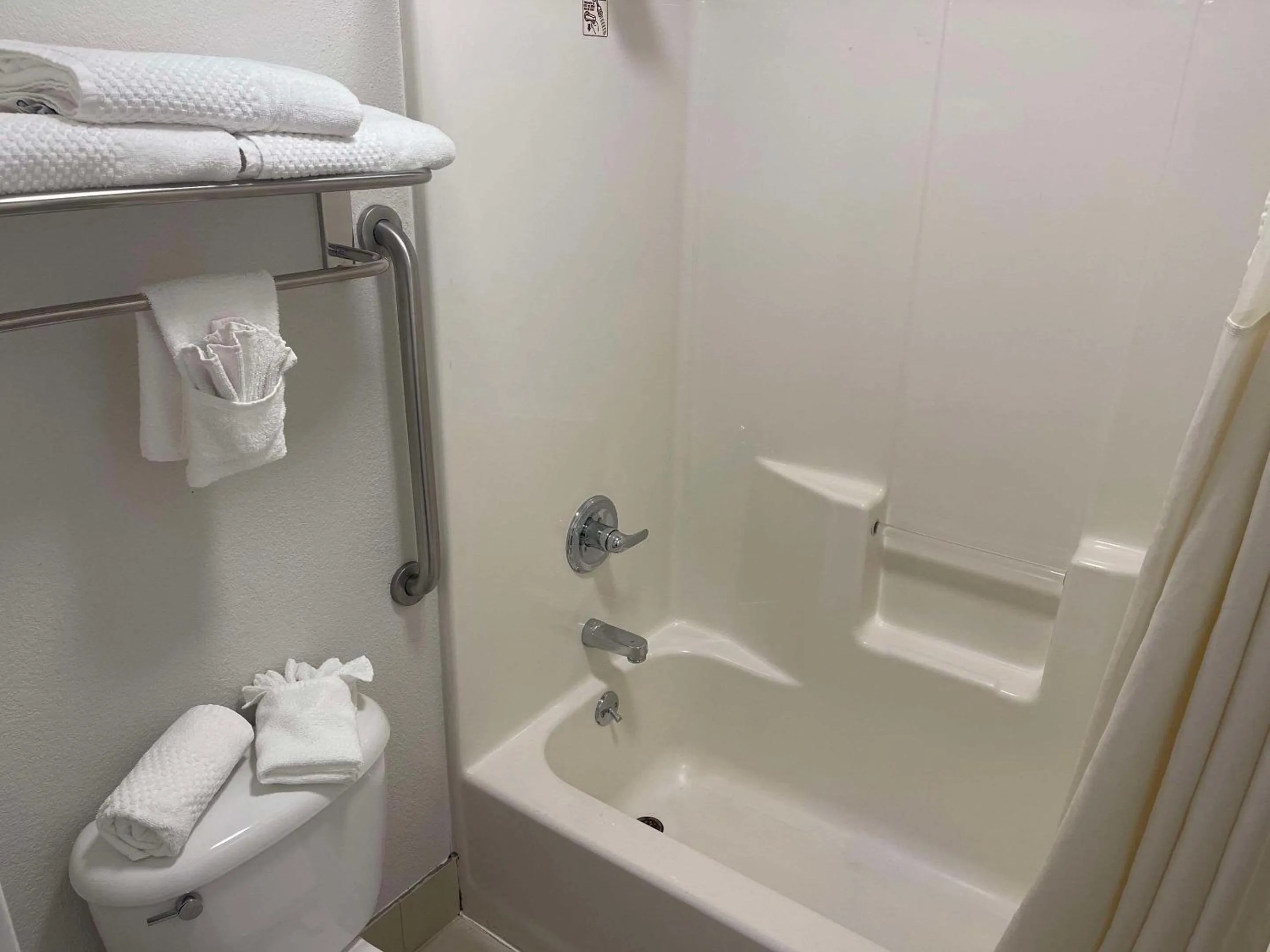 Bedroom in Quality Inn Dalton Central