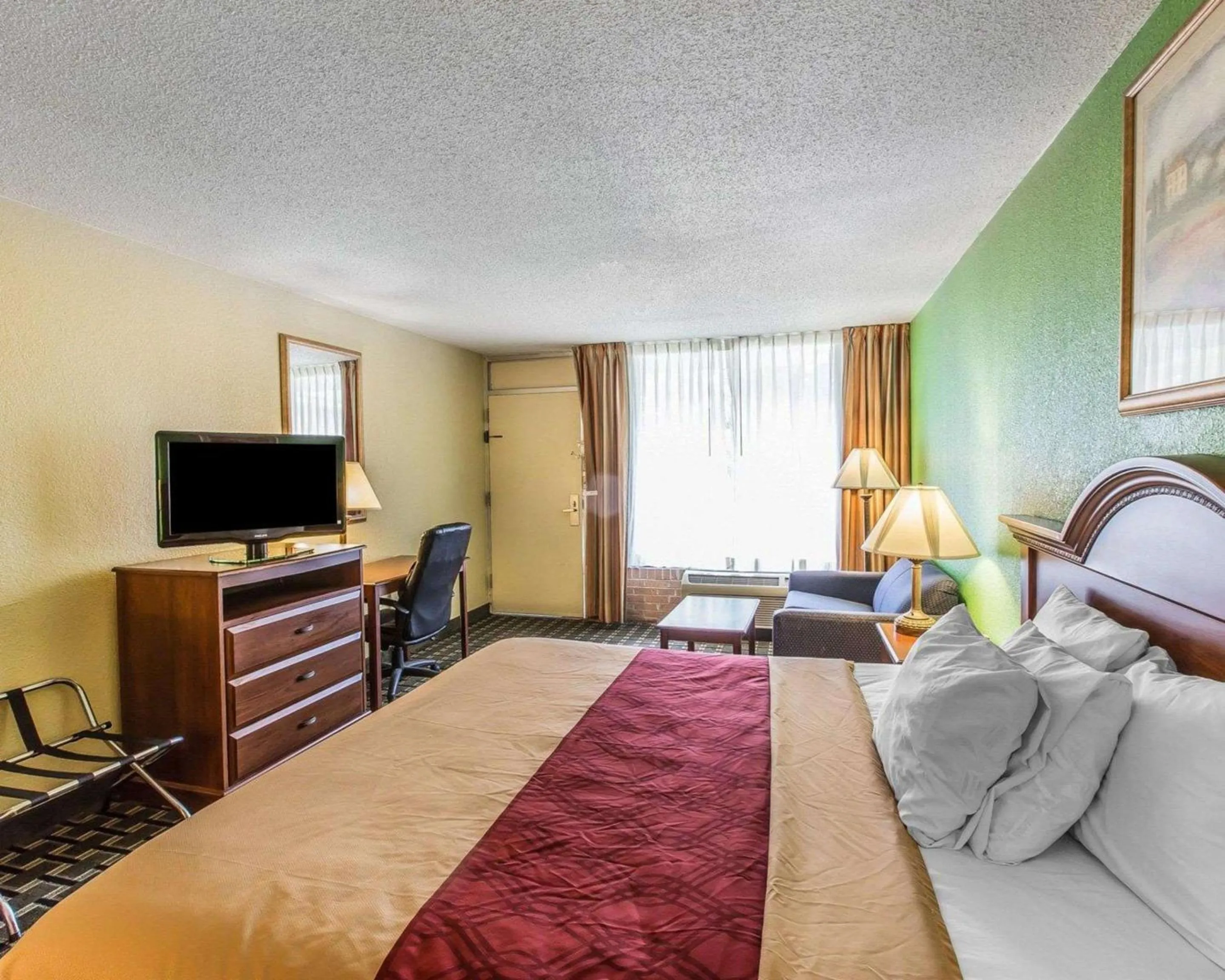 Photo of the whole room, Bed in Econo Lodge Douglas