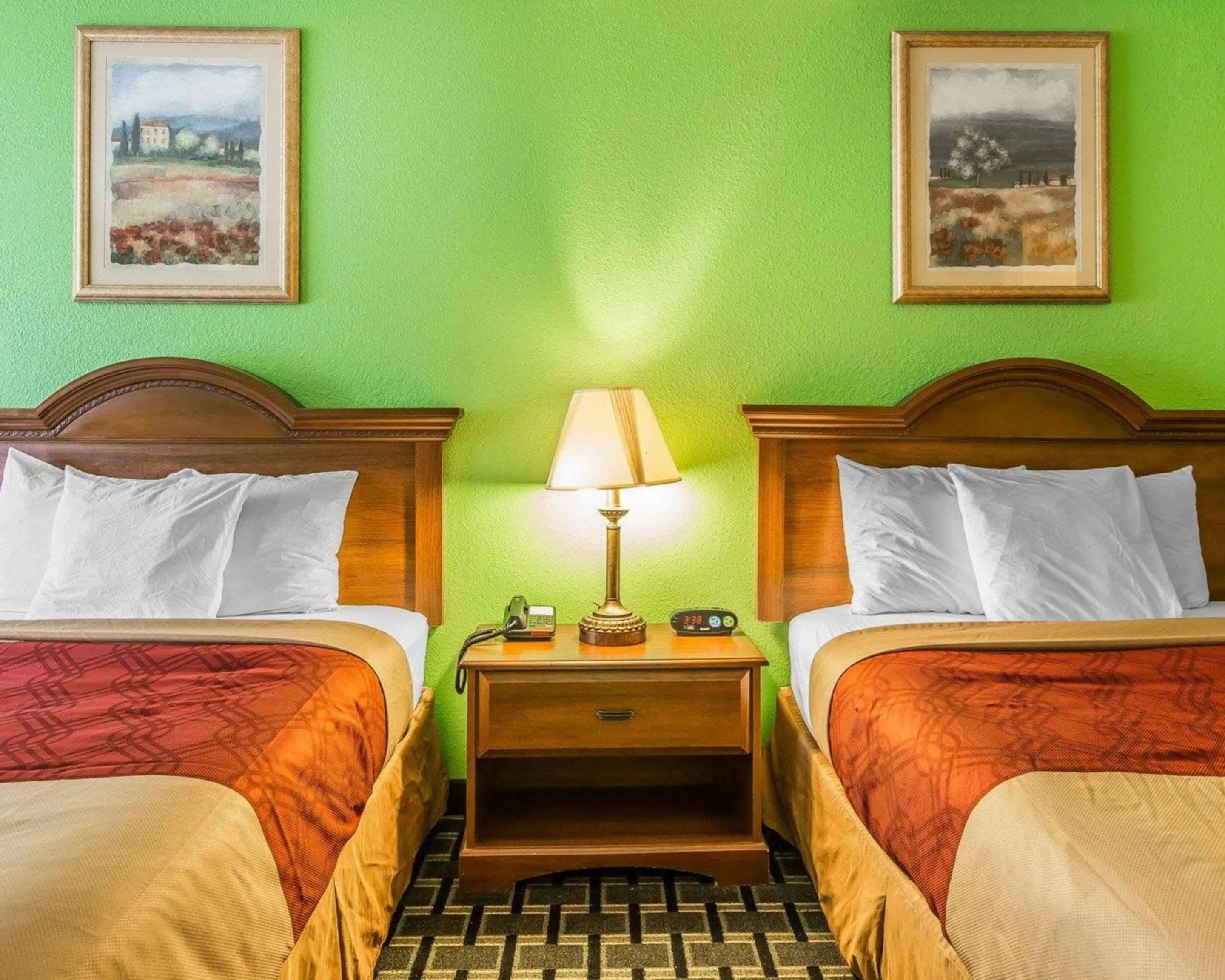 Photo of the whole room, Bed in Econo Lodge Douglas